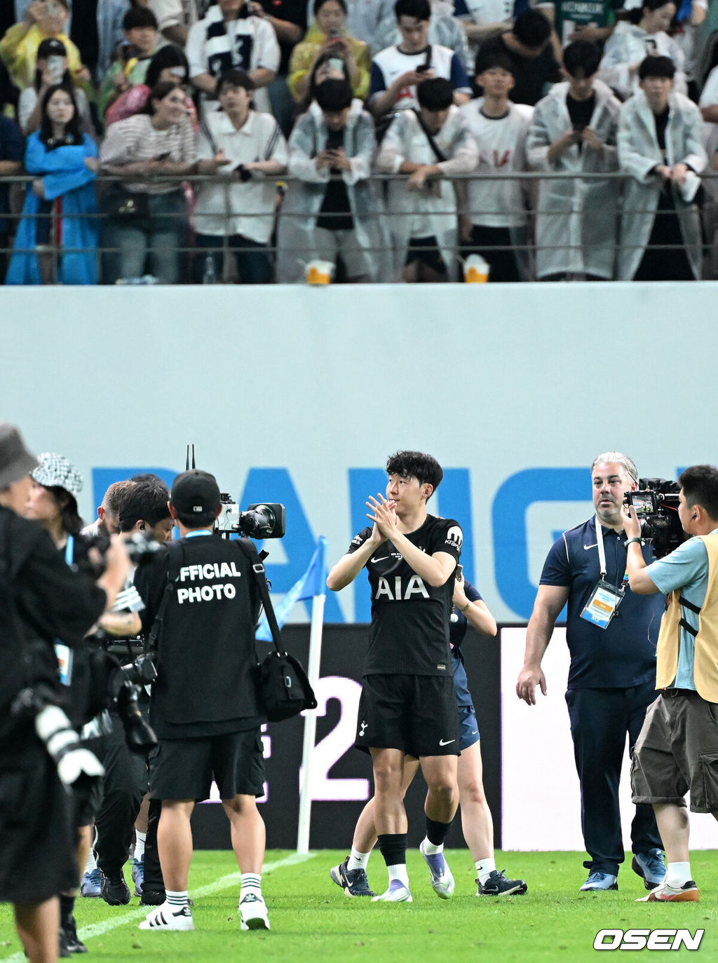 3일 오후 서울월드컵경기장에서 쿠팡플레이 시리즈 2025 2경기, 토트넘 홋스퍼 FC와 뉴캐슬 유나이티드 FC의 프리시즌 친선경기가 열렸다.토트넘 손흥민의 고별전이자 양민혁과 뉴캐슬 박승수의 맞대결로 주목받는 이번 경기는 단순한 프리시즌 친선경기가 아닌, 전설의 마지막, 신예의 등장 교차점이라는 특별한 의미가 더해진다.경기 종료 후 토트넘 홋스퍼 손흥민이 관중석을 향해 인사를 하고 있다. 2025.08.03 /sunday@osen.co.kr