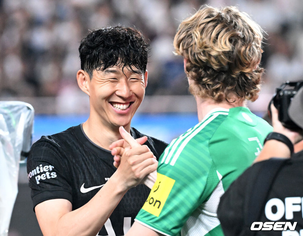 3일 오후 서울월드컵경기장에서 쿠팡플레이 시리즈 2025 2경기, 토트넘 홋스퍼 FC와 뉴캐슬 유나이티드 FC의 프리시즌 친선경기가 열렸다.토트넘 손흥민의 고별전이자 양민혁과 뉴캐슬 박승수의 맞대결로 주목받는 이번 경기는 단순한 프리시즌 친선경기가 아닌, 전설의 마지막, 신예의 등장 교차점이라는 특별한 의미가 더해진다.경기에 앞서 토트넘 홋스퍼 손흥민이 뉴캐슬 유나이티드 앤서니 고든과 인사를 하고 있다. 2025.08.03 /sunday@osen.co.kr