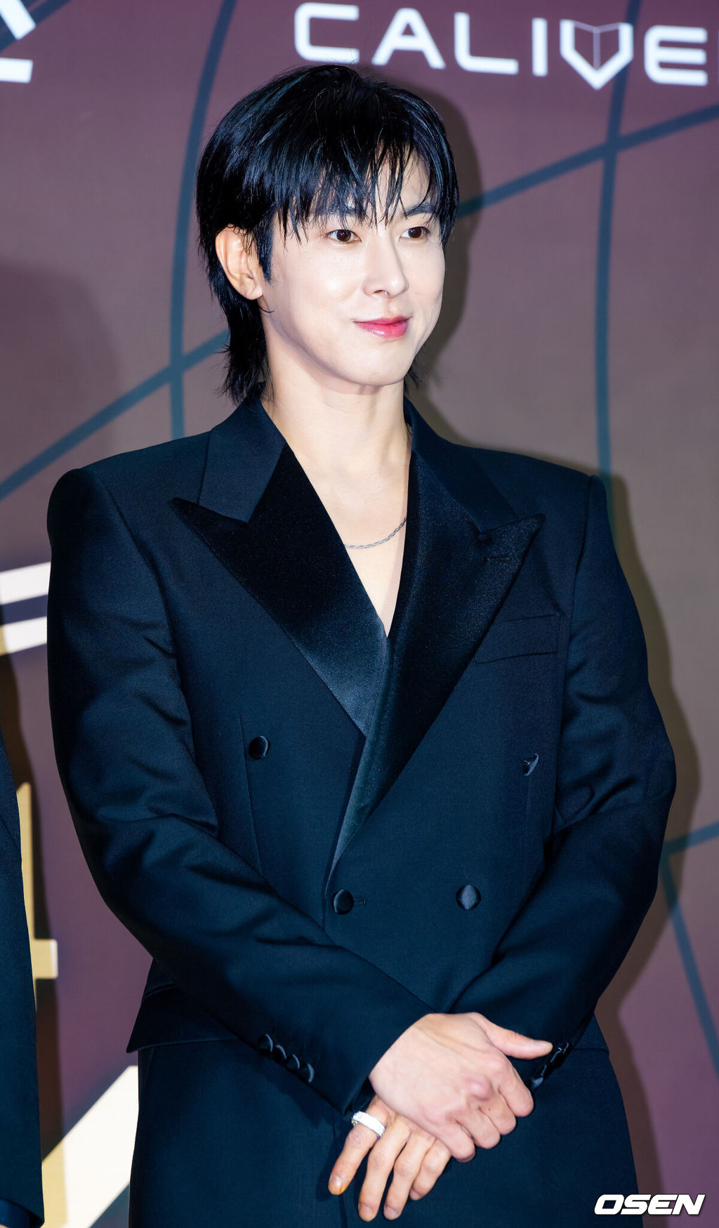 16일 오후 인천 영종도의 한 리조트 공연장 미팅룸에서 '제1회 코리아 그랜드 뮤직 어워즈(KGMA)' 1일차 레드카펫 포토월 행사가 진행됐다.16일과 17일 양일간 열리는 '2024 KGMA'는 새로운 K팝 축제를 표방하는 시상식으로 배우 남지현과 뉴진스 하니, 에스파 윈터가 이틀에 걸쳐 MC로 호흡을 맞춘다.동방신기 유노윤호가 입장하며 포즈를 취하고 있다. 2024.11.16 / rumi@osen.co.kr