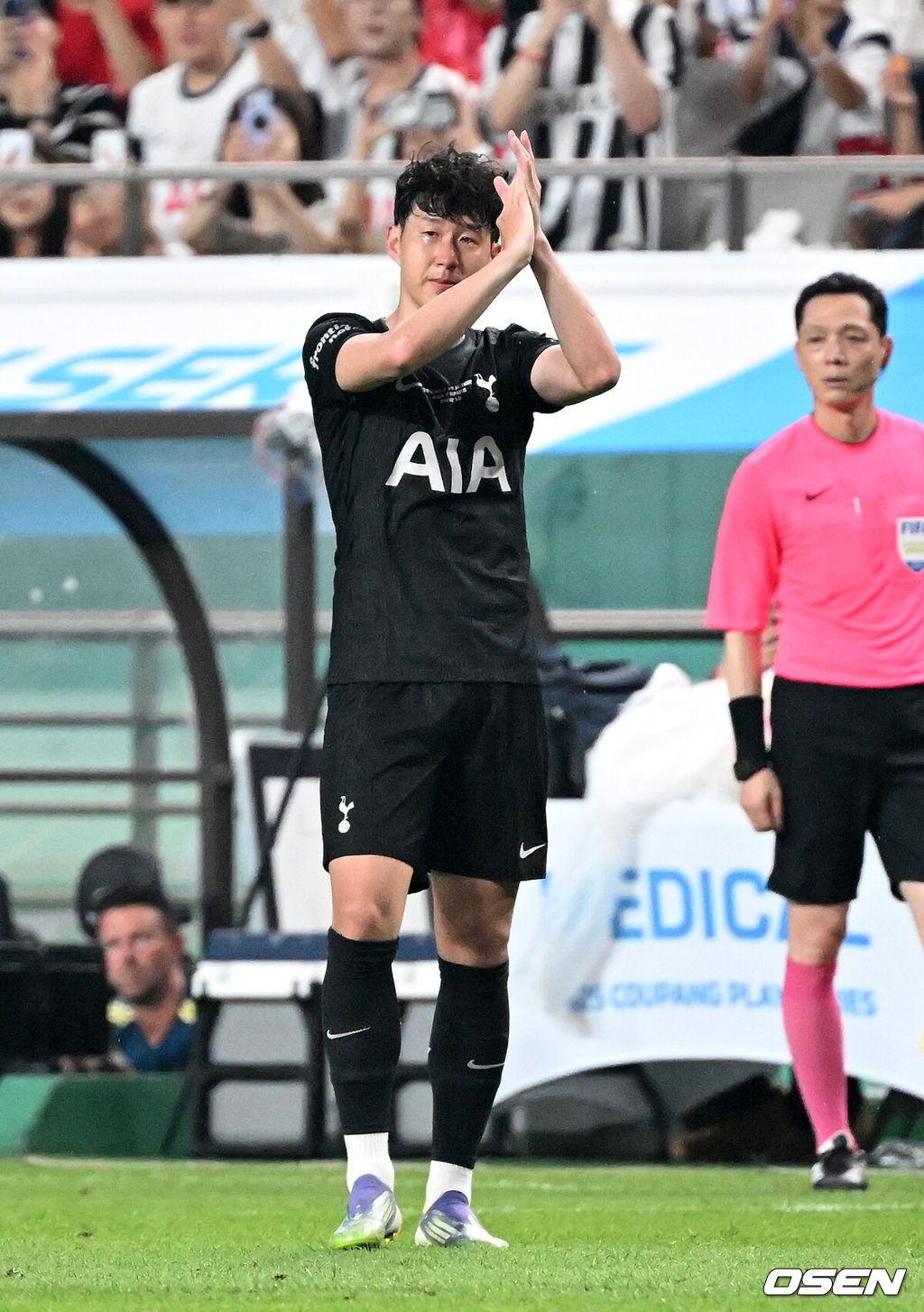 3일 오후 서울월드컵경기장에서 쿠팡플레이 시리즈 2025 2경기, 토트넘 홋스퍼 FC와 뉴캐슬 유나이티드 FC의 프리시즌 친선경기가 열렸다.토트넘 손흥민의 고별전이자 양민혁과 뉴캐슬 박승수의 맞대결로 주목받는 이번 경기는 단순한 프리시즌 친선경기가 아닌, 전설의 마지막, 신예의 등장 교차점이라는 특별한 의미가 더해진다.후반 교체된 토트넘 홋스퍼 손흥민이 눈물을 흘리고 있다. 2025.08.03 /sunday@osen.co.kr