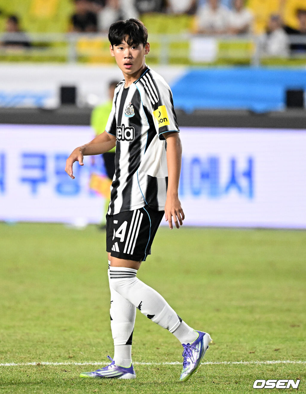팀 K리그가 '프리미어리그 명문' 뉴캐슬 유나이티드를 꺾으며 한국 축구의 자존심을 보여줬다. 박승수(18)도 열흘 만에 돌아온 수원월드컵경기장에서 짧게나마 뉴캐슬 비공식 데뷔전을 소화했다.팀 K리그는 30일 오후 8시 수원월드컵경기장에서 열린 '2025 쿠팡플레이 시리즈' 1경기에서 뉴캐슬 유나이티드를 상대로 1-0 승리를 거뒀다. 이로써 필승을 다짐했던 팀 K리그는 뉴캐슬을 상대로 저력을 증명하며 바라던 바를 이뤘다. 반면 뉴캐슬은 친선경기이긴 하지만, 3연패에 빠지며 아쉬움을 남겼다.후반 뉴캐슬 박승수가 경기를 펼치고 있다. 2025.07.30 / jpnews@osen.co.kr