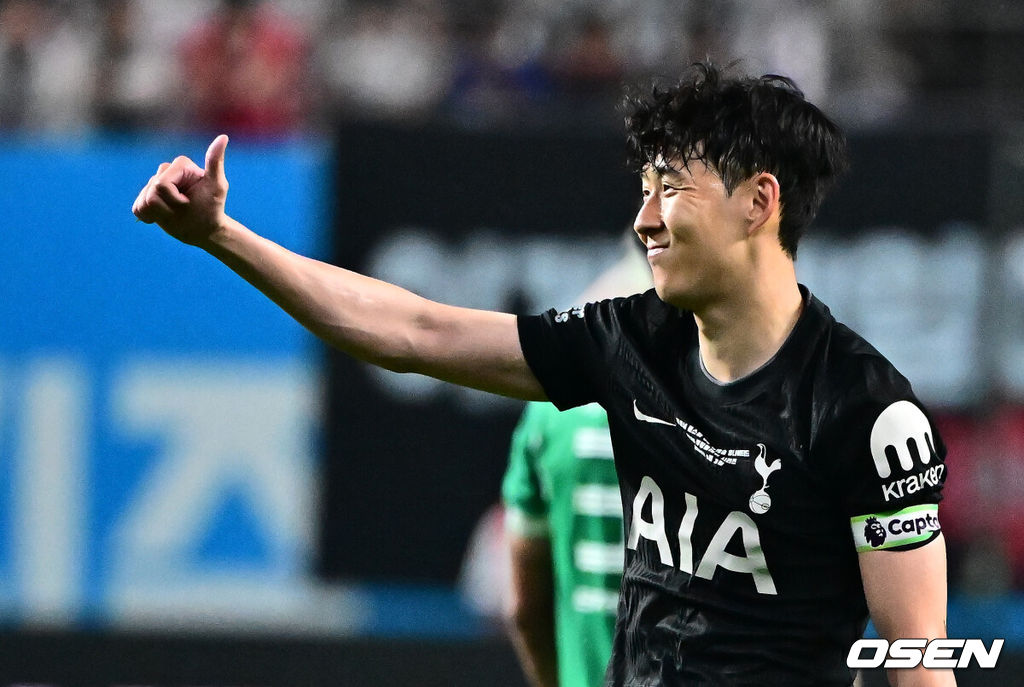 손흥민(33, 토트넘)의 토트넘 홋스퍼 커리어가 막을 내렸다. 선발로 출전해 약 65분을 소화한 그는 뜨거운 반응을 이끌어내며 교체아웃됐다. 토트넘은 뉴캐슬 유나이티드를 상대로 무승부를 만들어냈다.토트넘 홋스퍼는 3일 오후 8시 서울월드컵경기장에서 열린 쿠팡플레이 시리즈 2025 2경기 뉴캐슬 유나이티드와 프리시즌 친선경기를 치러 1-1 무승부를 거뒀다.후반 토트넘 손흥민이 엄지를 치켜들고 있다. 2025.08.03 / jpnews@osen.co.kr