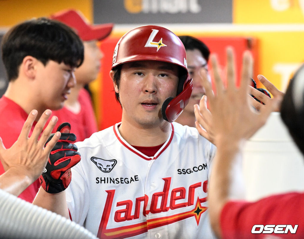 30일 오후 인천 SSG랜더스필드에서 2025 신한 SOL Bank KBO리그 SSG 랜더스와 키움 히어로즈의 경기가 열렸다.SSG는 문승원, 키움은 정현우를 선발 투수로 내세웠다.5회말 1사1,2루에서 SSG 김성욱의 중전 적시타 때 홈을 밟은 2루주자 최정이 더그아웃에서 환호하고 있다. 2025.07.30 /sunday@osen.co.kr