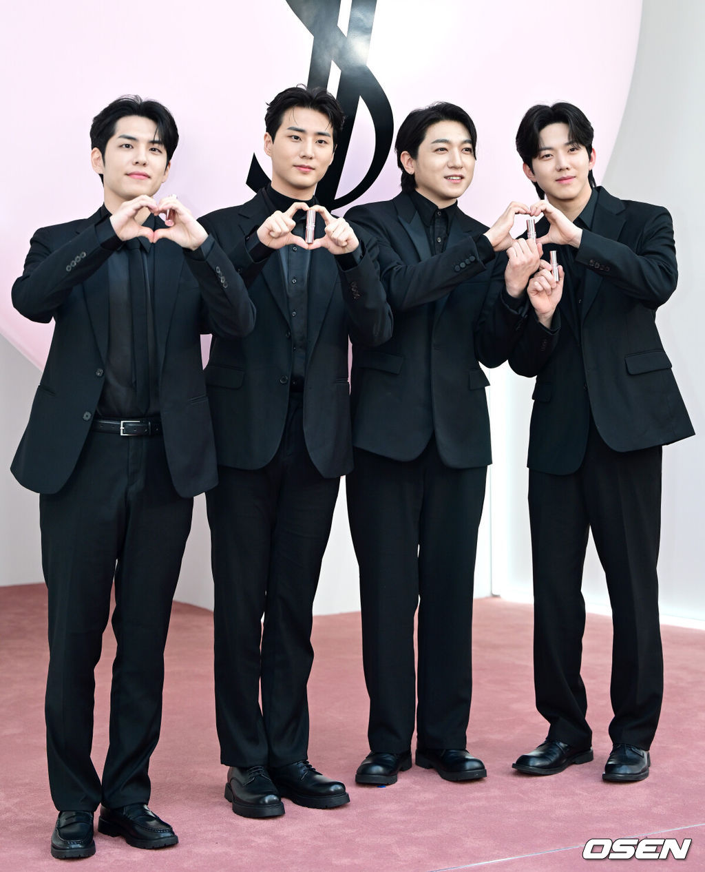 24일 오후 서울 성수동의 한 매장에서 뷰티 브랜드 팝업 스토어 오픈 행사가 열렸다.이날 행사에는 에프파 카리나, 데이식스, 박지후, 이민정, 이진욱, 유태오, 박성훈, 김범, 기은세 등이 참석해 자리를 빛냈다.그룹 데이식스가 포토타임을 하고 있다. 2024.04.24 / dreamer@osen.co.kr