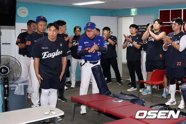 김경문 감독이 손아섭 상견례에서 환영을 박수를 치고 있다./OSEN DB