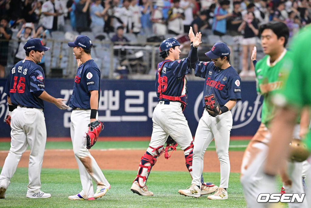 프로야구 롯데 자이언츠가 짜릿한 역전승으로 주말 3연전 1승 1패 균형을 맞췄다. 키움 히어로즈 김윤하는 16연패 탈출까지 아웃카운트 하나만 남겨뒀지만 팀이 충격적인 역전패를 당하고 말았다.롯데는 2일 서울 고척스카이돔에서 열린 ‘2025 신한은행 SOL Bank KBO리그’ 키움과의 경기에서 3-2 역전승을 거뒀다. 이날 승리로 주말 3연전 1승 1패 균형을 맞추는데 성공했다. 경기종료 후 롯데 선수들이 승리의 기쁨을 나누고 있다. 2025.08.02 / soul1014@osen.co.kr