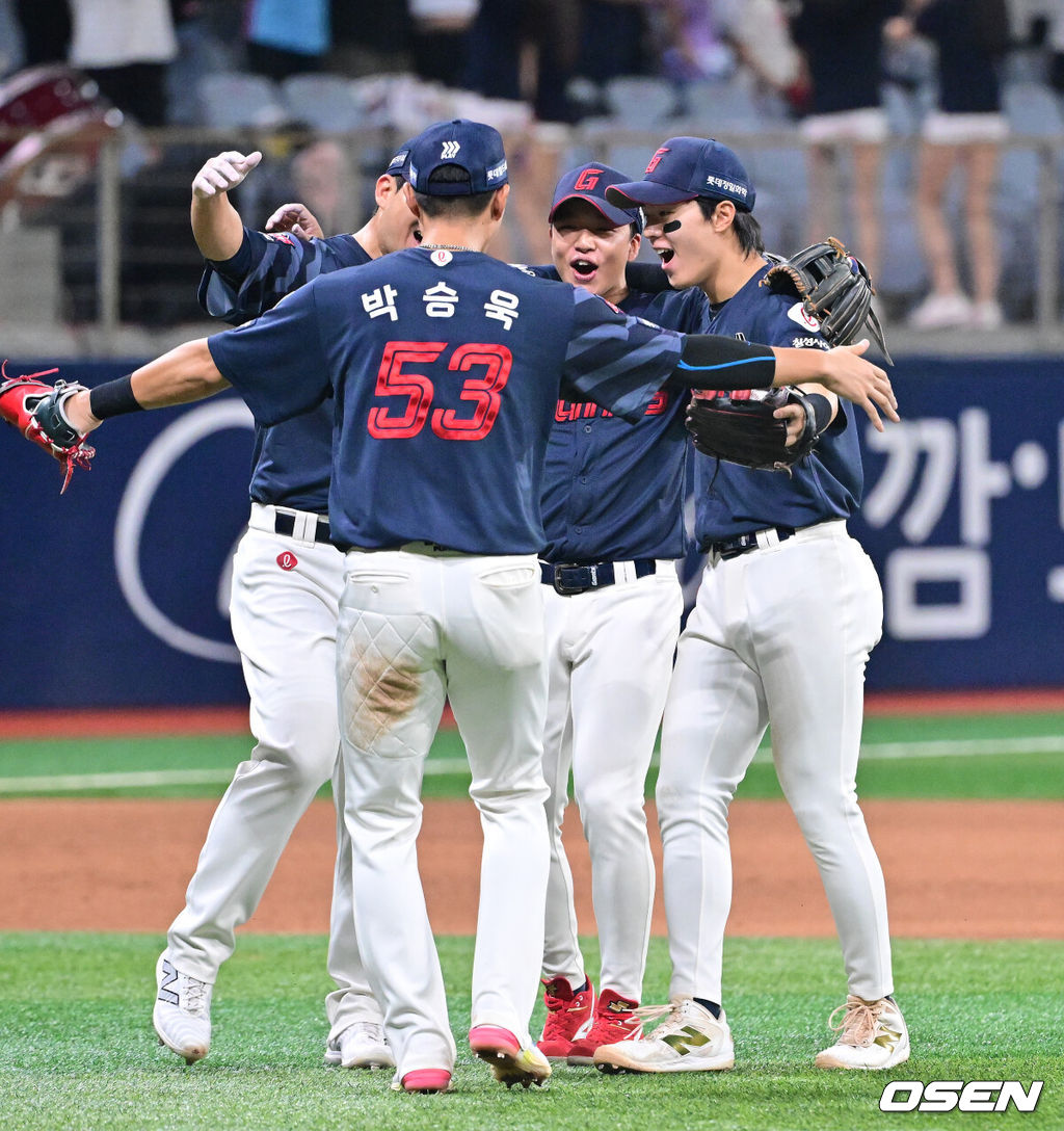 프로야구 롯데 자이언츠가 짜릿한 역전승으로 주말 3연전 1승 1패 균형을 맞췄다. 키움 히어로즈 김윤하는 16연패 탈출까지 아웃카운트 하나만 남겨뒀지만 팀이 충격적인 역전패를 당하고 말았다.롯데는 2일 서울 고척스카이돔에서 열린 ‘2025 신한은행 SOL Bank KBO리그’ 키움과의 경기에서 3-2 역전승을 거뒀다. 이날 승리로 주말 3연전 1승 1패 균형을 맞추는데 성공했다. 경기종료 후 롯데 선수들이 승리의 기쁨을 나누고 있다. 2025.08.02 / soul1014@osen.co.kr