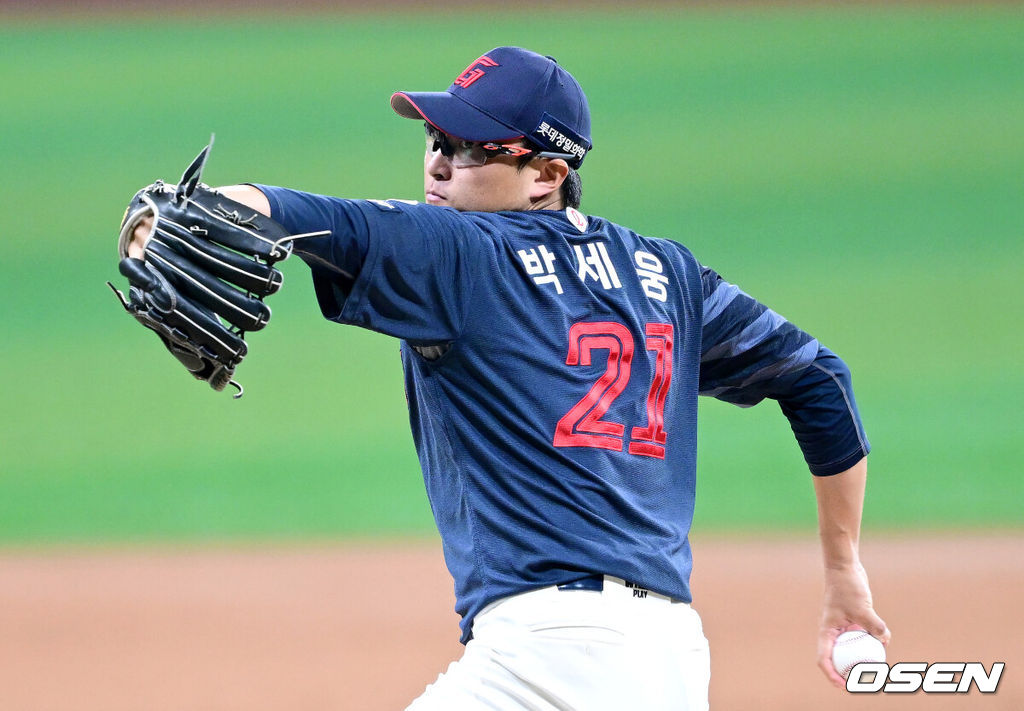 3일 오후 서울 고척스카이돔에서 ‘2025 신한 SOL Bank KBO리그’ 키움 히어로즈와 롯데 자이언츠의 경기가 열렸다.홈팀 키움은 정세영, 방문팀 롯데는 박세웅을 선발로 내세웠다.1회말 롯데 선발 박세웅이 힘차게 공을 뿌리고 있다. 2025.08.03 / dreamer@osen.co.kr