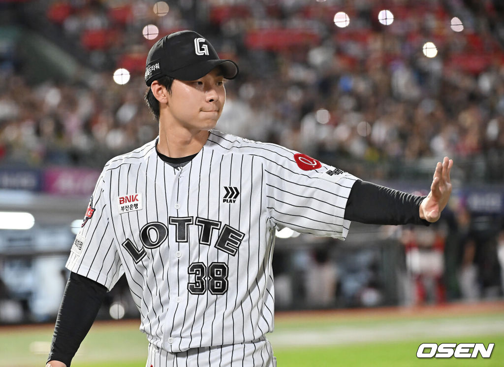 25일 부산 사직야구장에서 2025 신한 SOL 뱅크 KBO 리그 롯데 자이언츠와 KIA 타이거즈의 경기가 열렸다. 홈팀 롯데는 데이비슨이, 방문팀 KIA는 김건국이 선발 출전했다.롯데 자이언츠 홍민기가 8회초 1사 1루 KIA 타이거즈 김태군을 유격수 병살로 잡고 기뻐하고 있다. 2025.07.25 / foto0307@osen.co.kr