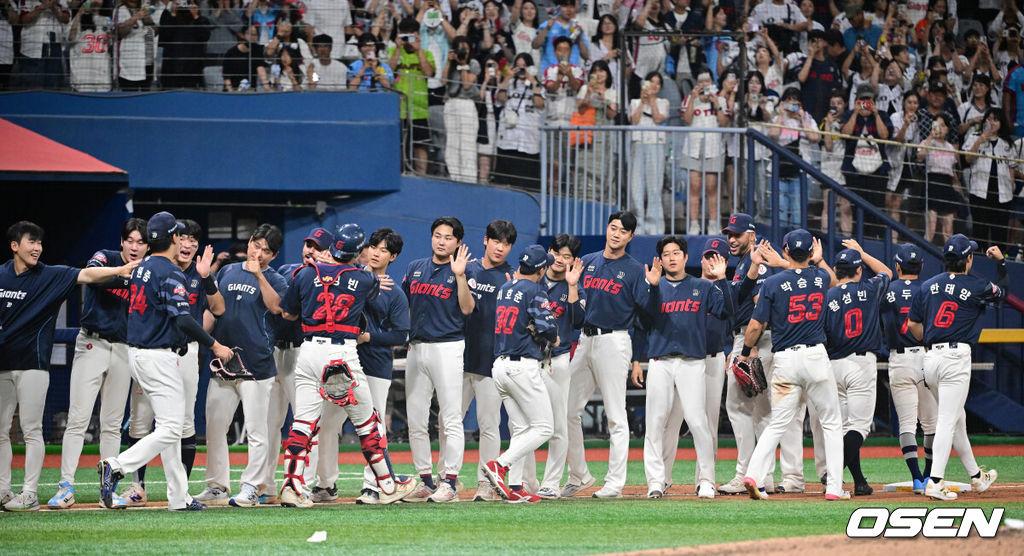 프로야구 롯데 자이언츠가 짜릿한 역전승으로 주말 3연전 1승 1패 균형을 맞췄다. 키움 히어로즈 김윤하는 16연패 탈출까지 아웃카운트 하나만 남겨뒀지만 팀이 충격적인 역전패를 당하고 말았다.롯데는 2일 서울 고척스카이돔에서 열린 ‘2025 신한은행 SOL Bank KBO리그’ 키움과의 경기에서 3-2 역전승을 거뒀다. 이날 승리로 주말 3연전 1승 1패 균형을 맞추는데 성공했다. 경기종료 후 롯데 선수들이 승리의 기쁨을 나누고 있다. 2025.08.02 / soul1014@osen.co.kr