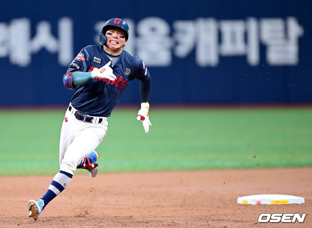 3일 오후 서울 고척스카이돔에서 ‘2025 신한 SOL Bank KBO리그’ 키움 히어로즈와 롯데 자이언츠의 경기가 열렸다.홈팀 키움은 정세영, 방문팀 롯데는 박세웅을 선발로 내세웠다.2회초 무사 선두타자로 나선 롯데 장두성이 우중간 3루타를 날리고 3루를 향해 질주하고 있다. 2025.08.03 / dreamer@osen.co.kr