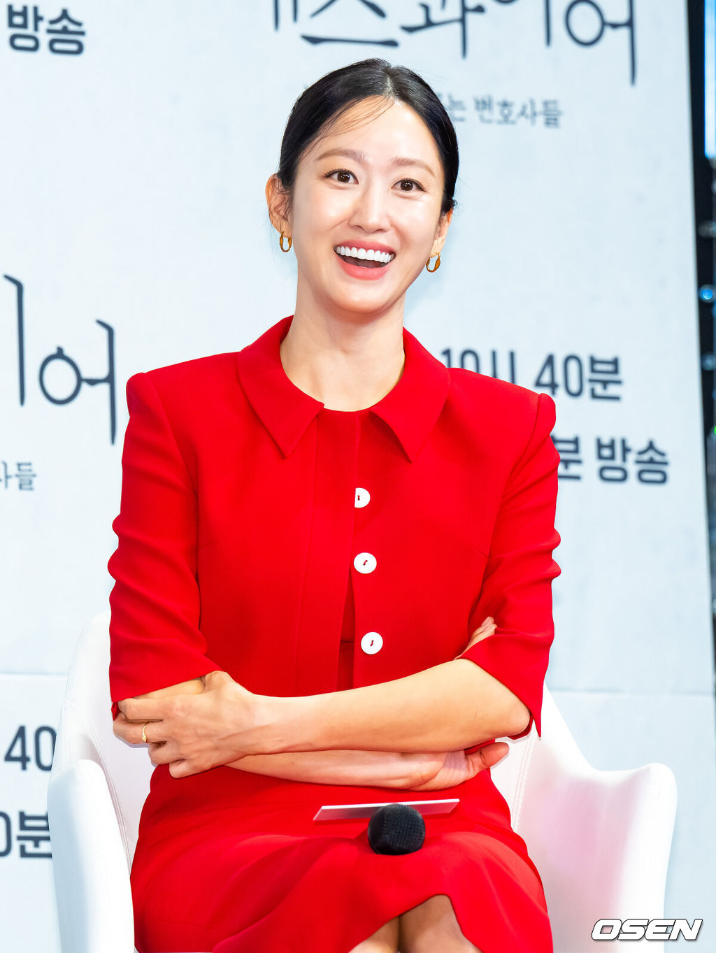 31일 오후 서울 신도림 더링크호텔에서 JTBC 새 토일드라마 ‘에스콰이어: 변호사를 꿈꾸는 변호사들’(극본 박미현 연출 김재홍) 제작발표회가 진행됐다. 정의롭고 당차지만 사회생활에 서툰 법무법인 율림의 신입 변호사 강효민(정채연 분)이 왜인지 온 세상에 냉기를 뿜어대지만 실력만큼은 최고인 파트너 변호사 윤석훈(이진욱 분)을 통해 완전한 변호사로 성장해 나가는 오피스 성장물로 오는 8월 2일 첫방송된다.배우 전혜빈이 미소 짓고 있다.    2025.07.31 / soul1014@osen.co.kr