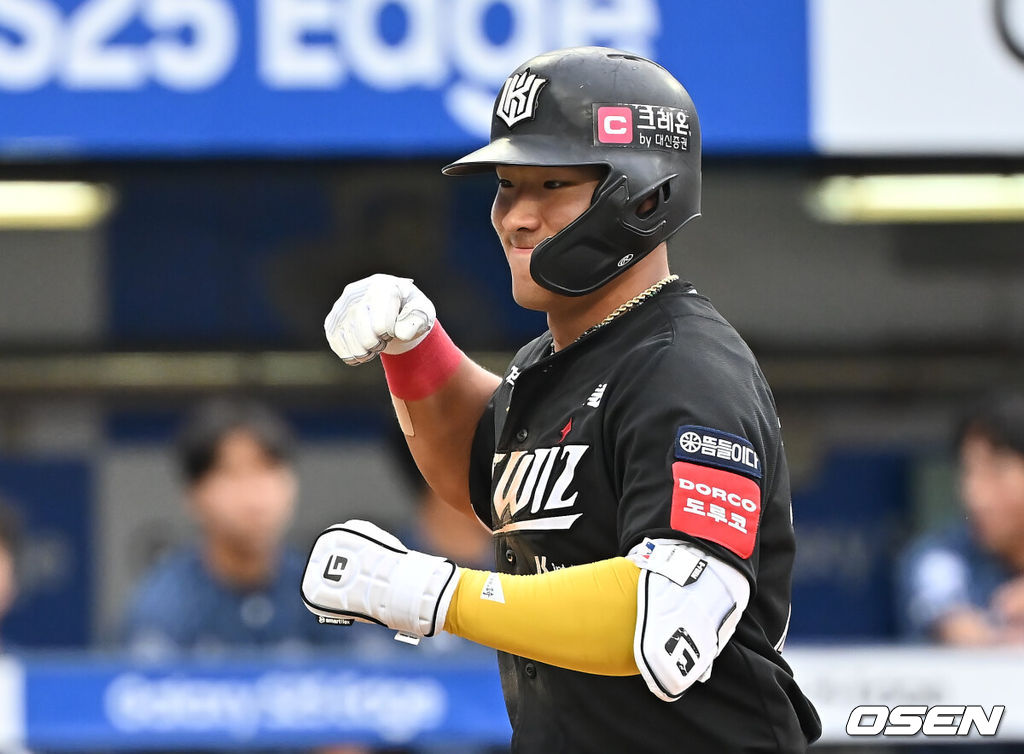 15일 대구삼성라이온즈파크에서 2025 신한 SOL 뱅크 KBO 리그 삼성 라이온즈와 KT 위즈의 경기가 열렸다. 홈팀 삼성은 최원태가, 방문팀 KT는 고영표가 선발 출전했다. KT 위즈 안현민이 5회초 무사 1루 좌월 2점 홈런을 치고 하이파이브를 하고 있다. 2025.06.15 / foto0307@osen.co.kr