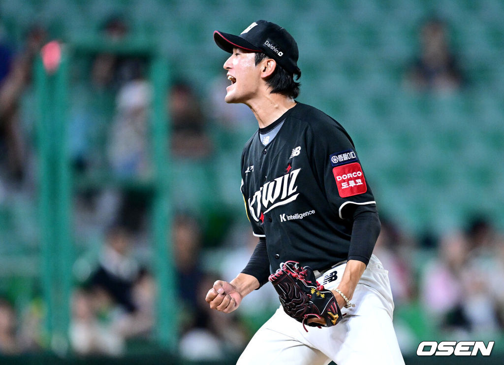 10일 인천 SSG랜더스필드에서 ‘2025 신한 SOL Bank KBO리그’ SSG 랜더스와 KT 위즈의 경기가 열렸다.홈팀 SSG는 드류 앤더슨, 방문팀 KT는 고영표를 선발로 내세웠다.6회말 2사 주자없는 상황 SSG 정준재를 삼진으로 이끌며 실점없이 이닝을 막아낸 KT 선발 고영표가 환호하고 있다 . 2025.07.10 / dreamer@osen.co.kr
