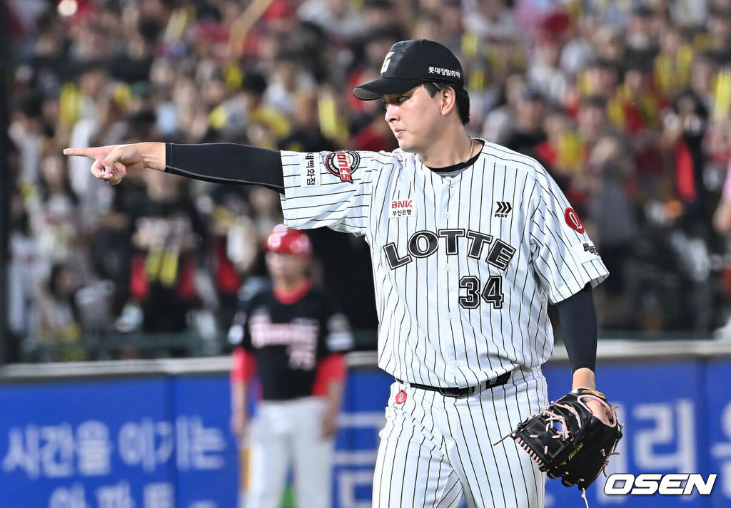 25일 부산 사직야구장에서 2025 신한 SOL 뱅크 KBO 리그 롯데 자이언츠와 KIA 타이거즈의 경기가 열렸다. 홈팀 롯데는 데이비슨이, 방문팀 KIA는 김건국이 선발 출전했다.롯데 자이언츠 김원중이 KIA 타이거즈와의 경기에서 7-4 승리를 확정 짓고 손을 가리키고 있다. 2025.07.25 / foto0307@osen.co.kr