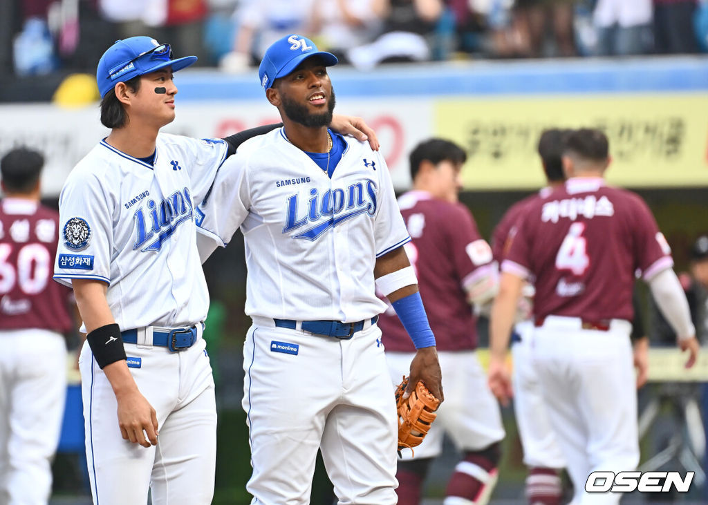 23일 대구삼성라이온즈파크에서 2025 신한 SOL 뱅크 KBO 리그 삼성 라이온즈와 키움 히어로즈의 경기가 열렸다. 홈팀 삼성은 백정현이, 방문팀 키움은 하영민이 선발 출전했다. 삼성 라이온즈 구자욱과 디아즈가 11-7로 승리한 후 어깨동무를 하며 기쁨을 나누고 있다. 2025.03.23 / foto0307@osen.co.kr
