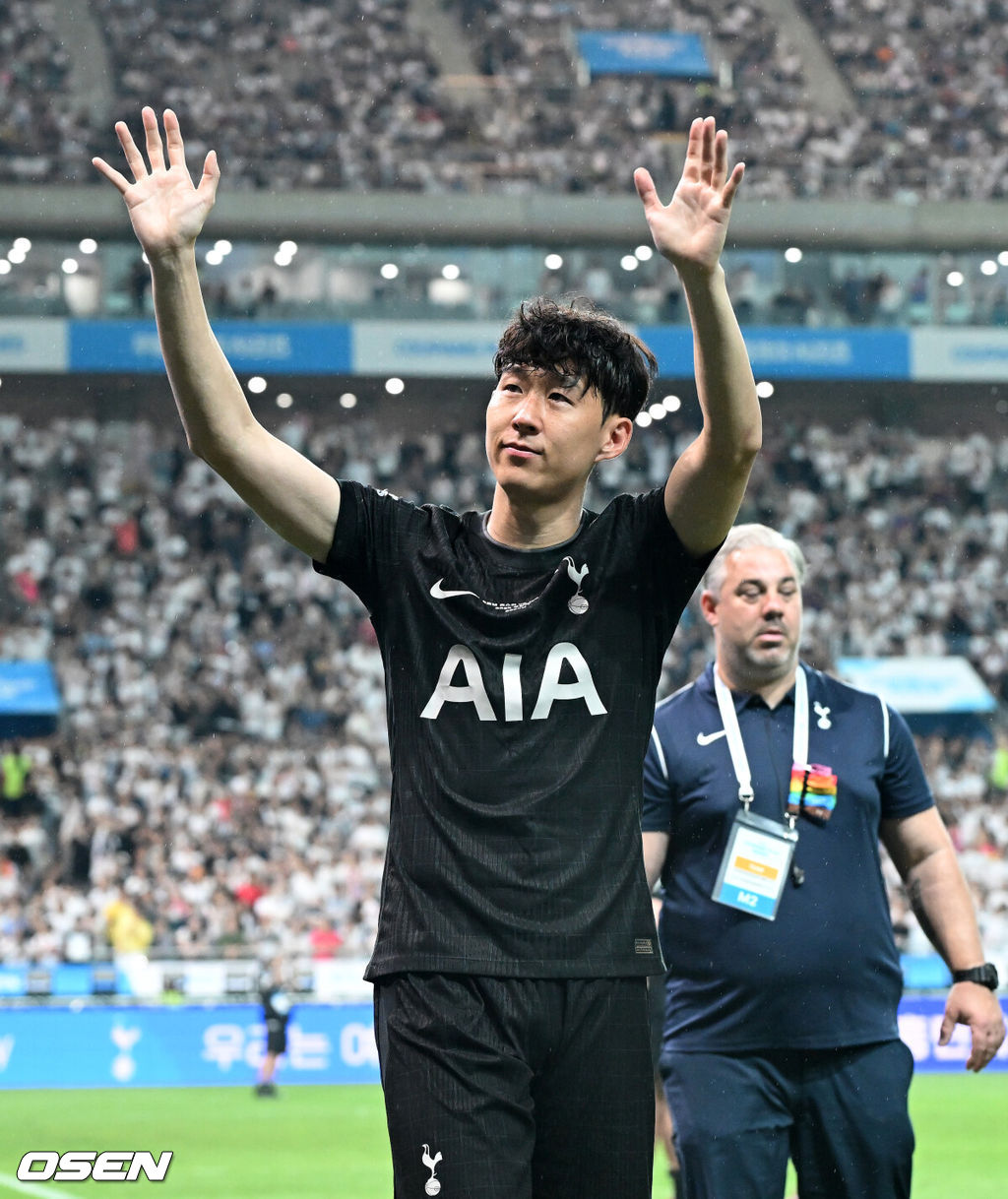 3일 오후 서울월드컵경기장에서 쿠팡플레이 시리즈 2025 2경기, 토트넘 홋스퍼 FC와 뉴캐슬 유나이티드 FC의 프리시즌 친선경기가 열렸다.토트넘 손흥민의 고별전이자 양민혁과 뉴캐슬 박승수의 맞대결로 주목받는 이번 경기는 단순한 프리시즌 친선경기가 아닌, 전설의 마지막, 신예의 등장 교차점이라는 특별한 의미가 더해진다.경기 종료 후 토트넘 홋스퍼 손흥민이 관중석을 향해 인사를 하고 있다. 2025.08.03 /sunday@osen.co.kr
