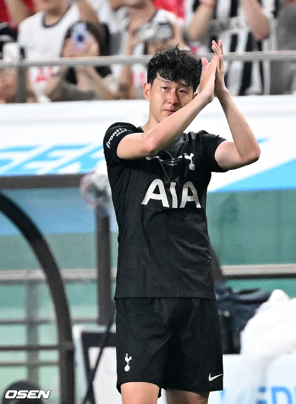 3일 오후 서울월드컵경기장에서 쿠팡플레이 시리즈 2025 2경기, 토트넘 홋스퍼 FC와 뉴캐슬 유나이티드 FC의 프리시즌 친선경기가 열렸다.토트넘 손흥민의 고별전이자 양민혁과 뉴캐슬 박승수의 맞대결로 주목받는 이번 경기는 단순한 프리시즌 친선경기가 아닌, 전설의 마지막, 신예의 등장 교차점이라는 특별한 의미가 더해진다.후반 토트넘 홋스퍼 손흥민이 교체되며 관중석을 향해 인사를 하고 있다. 2025.08.03 /sunday@osen.co.kr