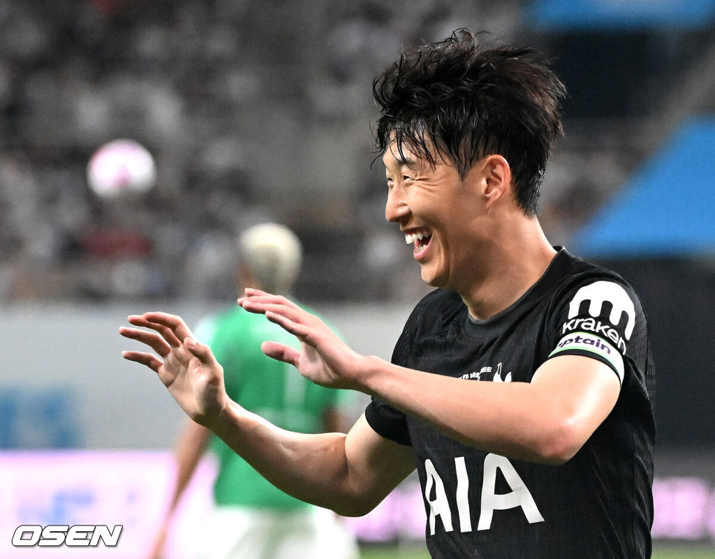 3일 오후 서울월드컵경기장에서 쿠팡플레이 시리즈 2025 2경기, 토트넘 홋스퍼 FC와 뉴캐슬 유나이티드 FC의 프리시즌 친선경기가 열렸다.토트넘 손흥민의 고별전이자 양민혁과 뉴캐슬 박승수의 맞대결로 주목받는 이번 경기는 단순한 프리시즌 친선경기가 아닌, 전설의 마지막, 신예의 등장 교차점이라는 특별한 의미가 더해진다.전반 토트넘 홋스퍼 손흥민이 브레넌 존슨 선제골에 웃고 있다. 2025.08.03 /sunday@osen.co.kr