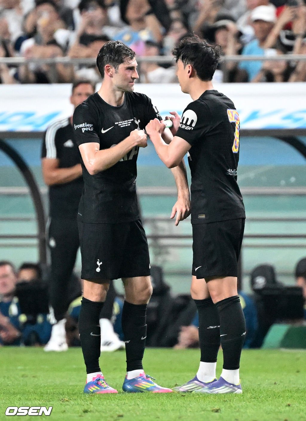 3일 오후 서울월드컵경기장에서 쿠팡플레이 시리즈 2025 2경기, 토트넘 홋스퍼 FC와 뉴캐슬 유나이티드 FC의 프리시즌 친선경기가 열렸다.토트넘 손흥민의 고별전이자 양민혁과 뉴캐슬 박승수의 맞대결로 주목받는 이번 경기는 단순한 프리시즌 친선경기가 아닌, 전설의 마지막, 신예의 등장 교차점이라는 특별한 의미가 더해진다.후반 토트넘 홋스퍼 손흥민이 교체되며 벤 데이비스에게 주장 완장을 건네고 있다. 2025.08.03 /sunday@osen.co.kr