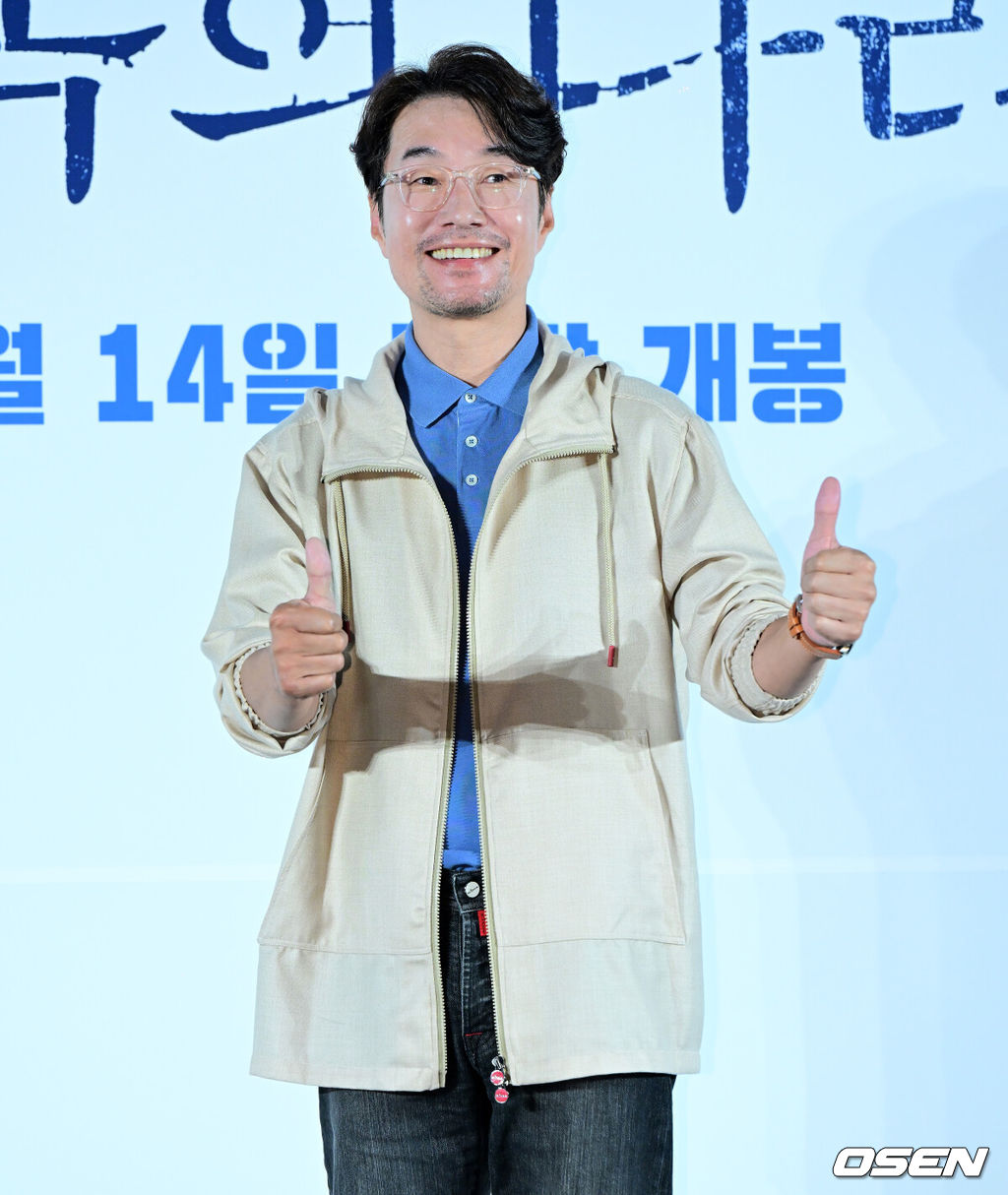 22일 오전 서울 광진구 자양동 롯데시네마 건대입구에서 영화 ‘행복의 나라’ 제작보고회가 열렸다.'행복의 나라'는 1979년 10월 26일, 상관의 명령에 의해 대통령 암살 사건에 연루된 박태주(이선균 분)와 그의 변호를 맡으며 대한민국 최악의 정치 재판에 뛰어든 변호사 정인후(조정석 분)의 이야기를 그린 영화다. 배우 송영규가 포토타임을 하고 있다. 2024.07.22 / jpnews@osen.co.kr