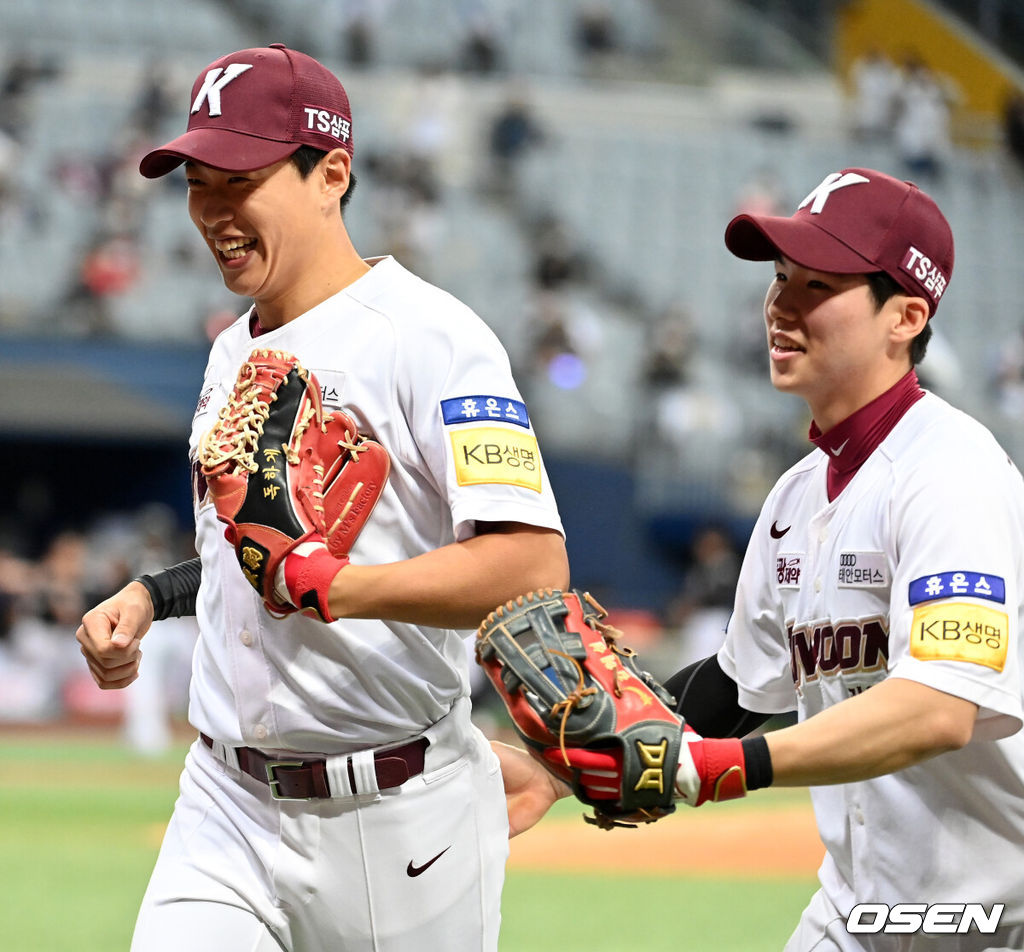 29일 오후 서울 고척스카이돔에서 ‘2021 신한은행 SOL KBO리그’ 키움 히어로즈와 KT 위즈의 경기가 열렸다.7회초 1사 만루에서 키움 송성문, 김혜성이 KT 유한준을 4-6-3 병살로 처리하며 기뻐하고 있다. 2021.10.29 /jpnews@osen.co.kr