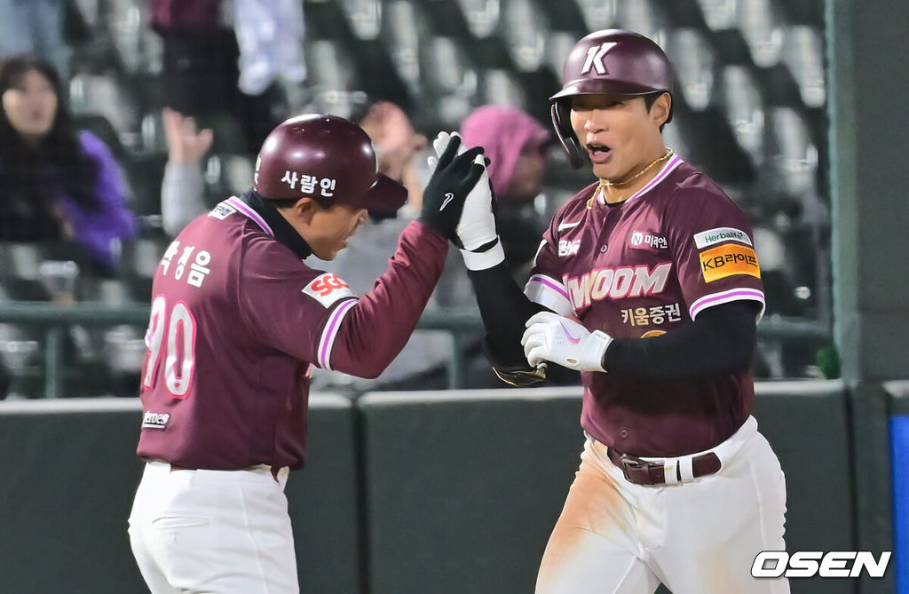 15일 부산 사직야구장에서 2025 신한 SOL 뱅크 KBO 리그 롯데 자이언츠와 키움 히어로즈의 경기가 열렸다. 홈팀 롯데는 나균안, 방문팀 키움은 로젠버그가 선발 출전했다.키움 히어로즈 송성문이 8회초 2사 좌월 솔로 홈런을 치고 하이파이브를 하고 있다. 2025.04.15 / foto0307@osen.co.kr