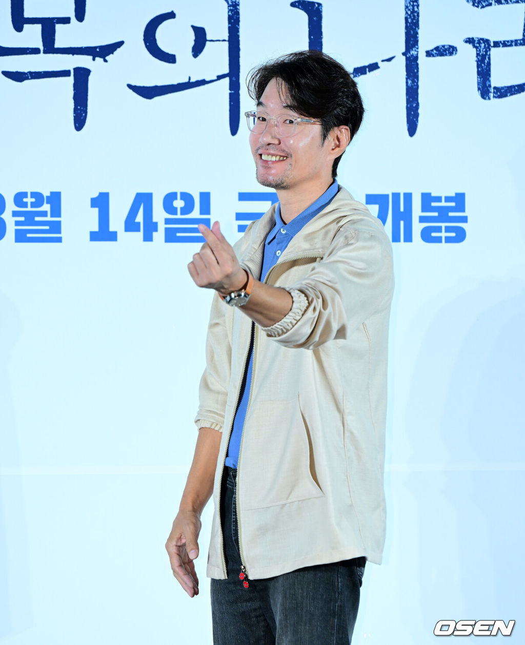 22일 오전 서울 광진구 자양동 롯데시네마 건대입구에서 영화 ‘행복의 나라’ 제작보고회가 열렸다.'행복의 나라'는 1979년 10월 26일, 상관의 명령에 의해 대통령 암살 사건에 연루된 박태주(이선균 분)와 그의 변호를 맡으며 대한민국 최악의 정치 재판에 뛰어든 변호사 정인후(조정석 분)의 이야기를 그린 영화다. 배우 송영규가 포토타임을 하고 있다. 2024.07.22 / jpnews@osen.co.kr