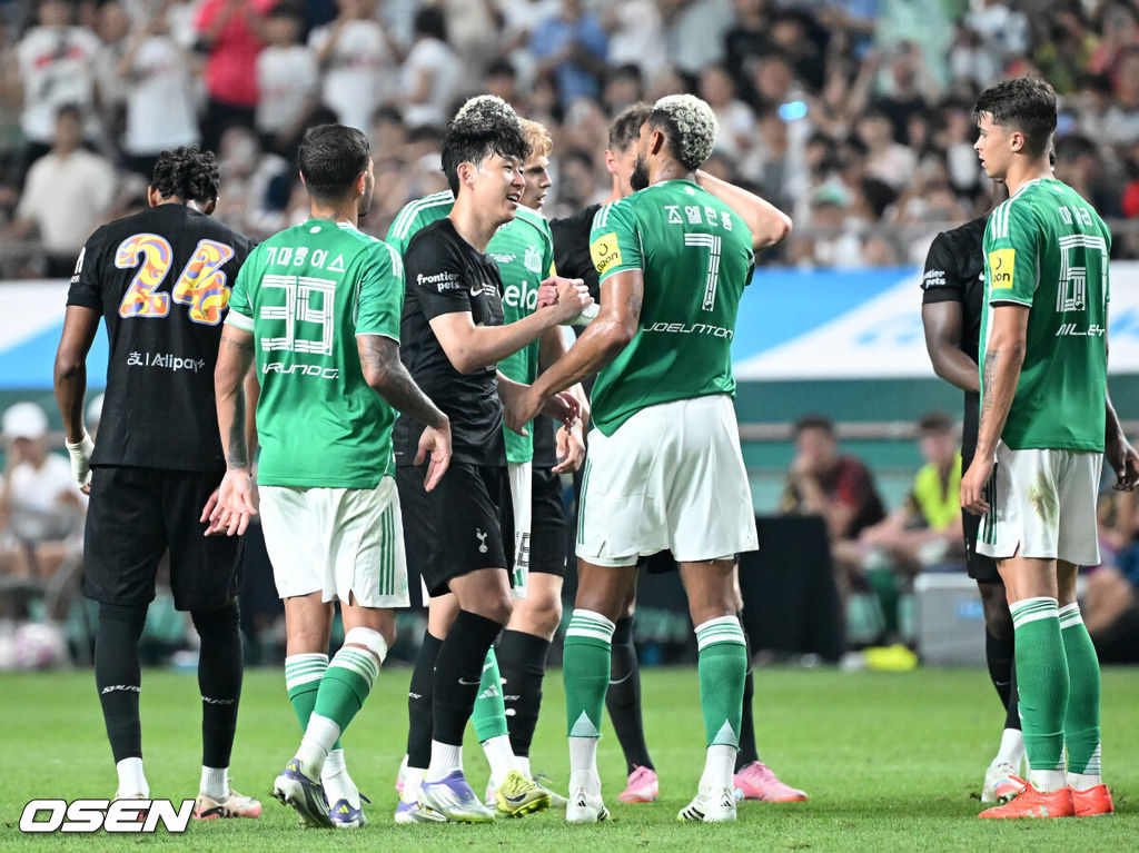3일 오후 서울월드컵경기장에서 쿠팡플레이 시리즈 2025 2경기, 토트넘 홋스퍼 FC와 뉴캐슬 유나이티드 FC의 프리시즌 친선경기가 열렸다.토트넘 손흥민의 고별전이자 양민혁과 뉴캐슬 박승수의 맞대결로 주목받는 이번 경기는 단순한 프리시즌 친선경기가 아닌, 전설의 마지막, 신예의 등장 교차점이라는 특별한 의미가 더해진다.후반 토트넘 홋스퍼 손흥민이 교체되며 뉴캐슬 유나이티드 선수들과 인사를 나누고 있다. 2025.08.03 /sunday@osen.co.kr