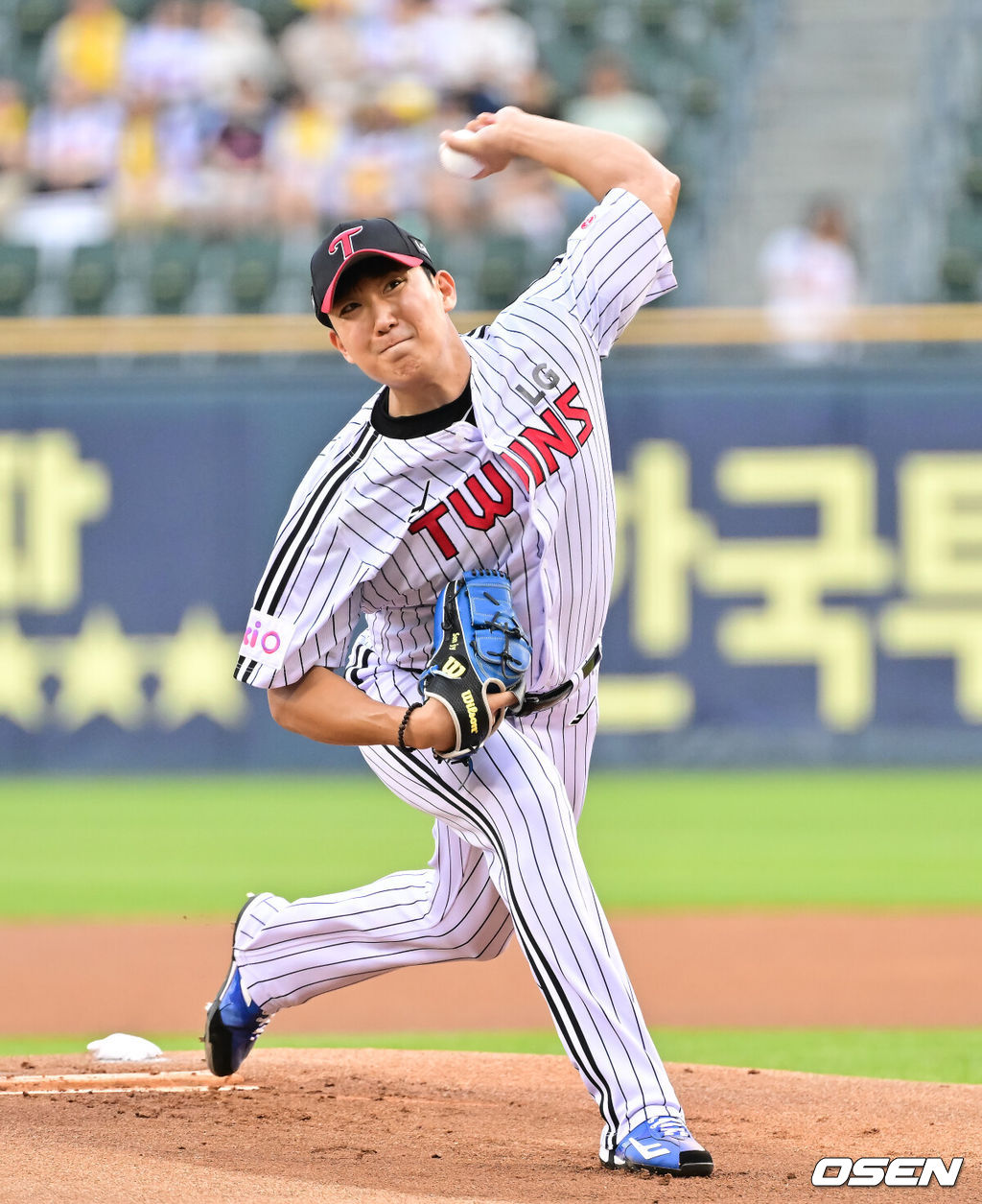 30일 오후 서울 잠실구장에서 ‘2025 신한 SOL BANK KBO리그’ LG 트윈스와 KT 위즈의 경기가 진행됐다.이날 LG는 손주영(8승 6패)을 KT는 패트릭(0승 0패)을 선발투수로 내세웠다. 1회초 LG 선발투수 손주영이 역투하고 있다.  2025.07.30  / soul1014@osen.co.kr