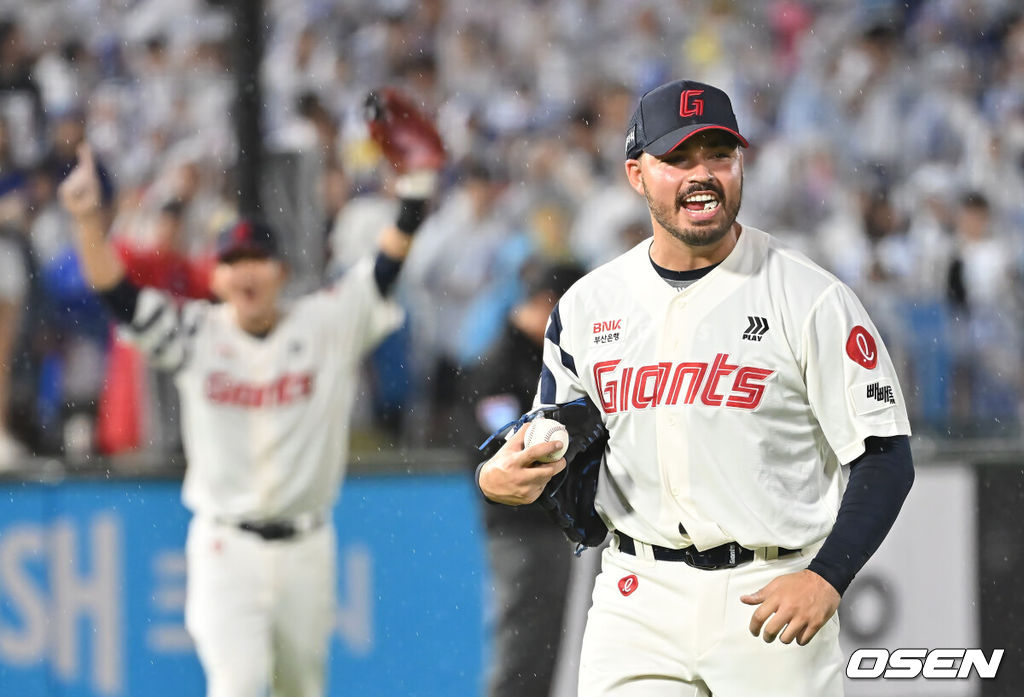 20일 부산 사직야구장에서 2025 신한 SOL 뱅크 KBO 리그 롯데 자이언츠와 삼성 라이온즈의 경기가 열렸다. 홈팀 롯데는 감보아가, 방문팀 삼성은 김대호가 선발 출전했다.롯데 자이언츠 선발 투수 감보아가 5회초 2사 1,2루 삼성 라이온즈 김성윤의 투수 땅볼을 잡아 1루에 던졌으나 세이프 판정이 났으나 비디오 판독끝에 아웃 판정을 받고 환호하고 있다. 2025.06.20 / foto0307@osen.co.kr