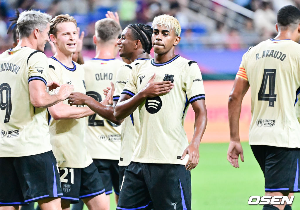 31일 오후 서울월드컵경기장에서 바르셀로나와 FC서울의 FC바르셀로나 2025 아시아 투어 에디션 한국 경기가 진행됐다.한지 플릭 감독이 이끄는 바르셀로나는 로베르트 레반도프스키를 필두로 하피냐, 다니 올모, 라민 야말이 공격진을, 중원에는 페드리, 프렌키 더 용이 구성하며, 포백은 알레한드로 발데, 로날드 아라우호, 파우 쿠바르시, 쥘 쿤데가 이룬다. 마지막으로 골문은 후안 가르시아가 지킨다.김기동 감독이 지휘하는 서울은 조영욱이 원톱으로 나서고, 문선민, 린가드, 안데르손이 지원 사격한다. 미드필드는 이승모, 정승원이 책임지고, 수비는 김진수, 정태욱, 야잔, 박수일이 구성한다. 골키퍼 장갑은 강현무가 착용한다.전반 바르셀로나 라민 야말이 추가골 넣고 기뻐하고 있다.  2025.07.31 / soul1014@osen.co.kr