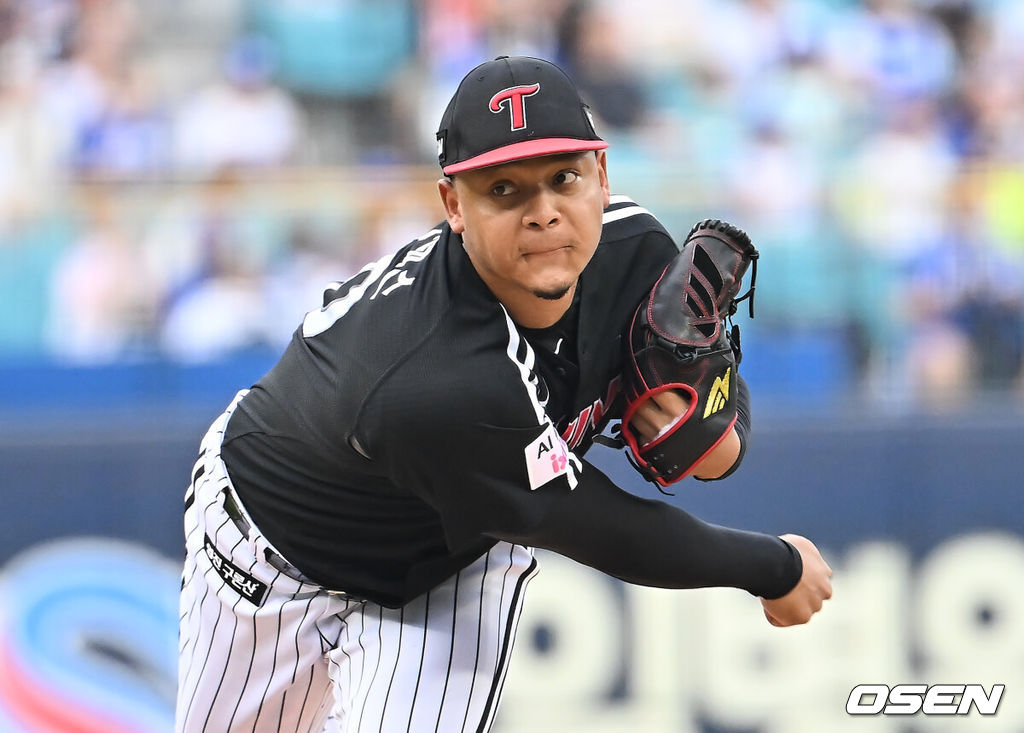 2일 대구삼성라이온즈파크에서 2025 신한 SOL 뱅크 KBO 리그 삼성 라이온즈와 LG 트윈스의 경기가 열렸다. 홈팀 삼성은 원태인이, 방문팀 LG는 에르난데스가 선발 출전했다. LG 트윈스 선발 투수 에르난데스가 역투하고 있다. 2025.08.02 / foto0307@osen.co.kr