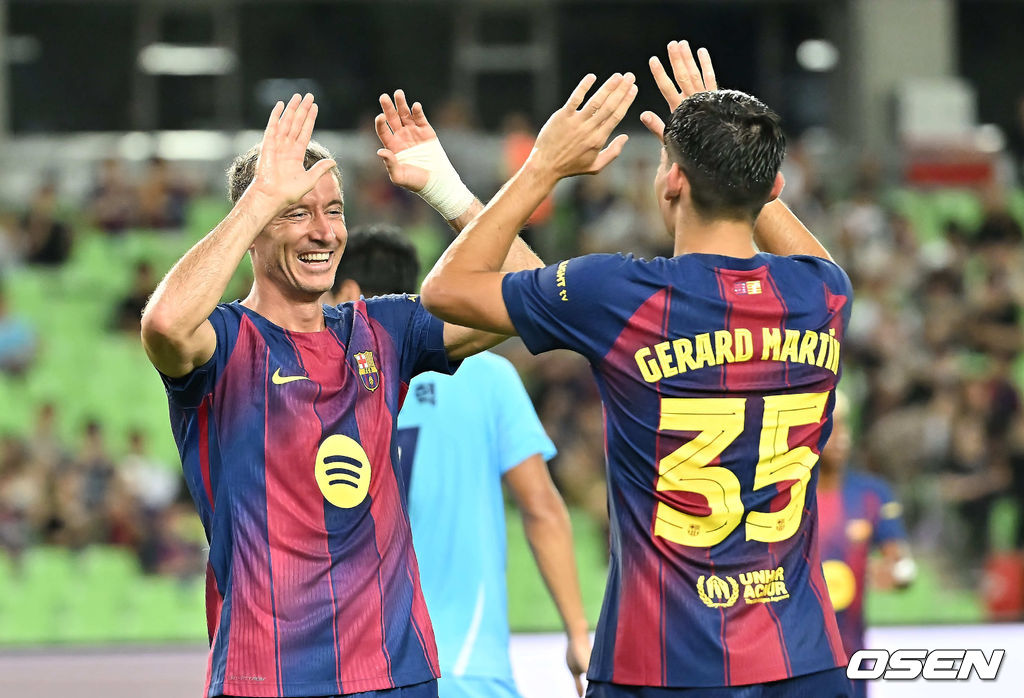 4일 대구스타디움에서 대구FC와 FC 바르셀로나의  2025 아시아 투어 에디션 한국 경기가 열렸다.  FC 바르셀로나는 지난달 31일 서울월드컵경기장에서 열린 FC 서울과의 맞대결에서 7-3으로 완승을 거뒀다.FC 바르셀로나 로베르트 레반도프스키가 골을 성공시키고 제라드 마르틴과 세리머니를 하고 있다. 2025.08.04 / foto0307@osen.co.kr