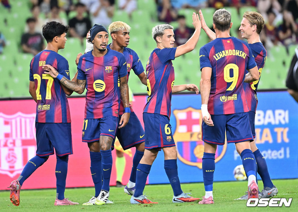 4일 대구스타디움에서 대구FC와 FC 바르셀로나의 2025 아시아 투어 에디션 한국 경기가 열렸다. FC 바르셀로나는 지난달 31일 서울월드컵경기장에서 열린 FC 서울과의 맞대결에서 7-3으로 완승을 거뒀다.FC 바르셀로나 가비가 전반 선제골을 성공시키고 라민 야말과 세리머니를 하고 있다. 2025.08.04 / foto0307@osen.co.kr