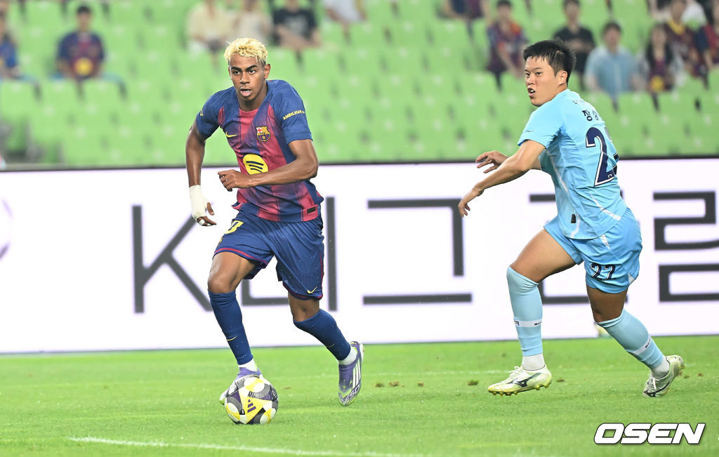 4일 대구스타디움에서 대구FC와 FC 바르셀로나의  2025 아시아 투어 에디션 한국 경기가 열렸다.  FC 바르셀로나는 지난달 31일 서울월드컵경기장에서 열린 FC 서울과의 맞대결에서 7-3으로 완승을 거뒀다.FC 바르셀로나 라민 야말이 공격하고 있다. 2025.08.04 / foto0307@osen.co.kr