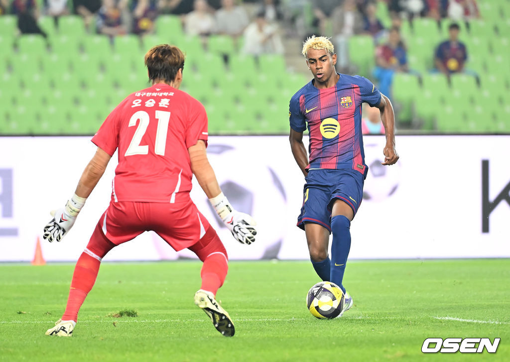 4일 대구스타디움에서 대구FC와 FC 바르셀로나의  2025 아시아 투어 에디션 한국 경기가 열렸다.  FC 바르셀로나는 지난달 31일 서울월드컵경기장에서 열린 FC 서울과의 맞대결에서 7-3으로 완승을 거뒀다.FC 바르셀로나 라민 야말이 슛을 시도하고 있다. 2025.08.04 / foto0307@osen.co.kr