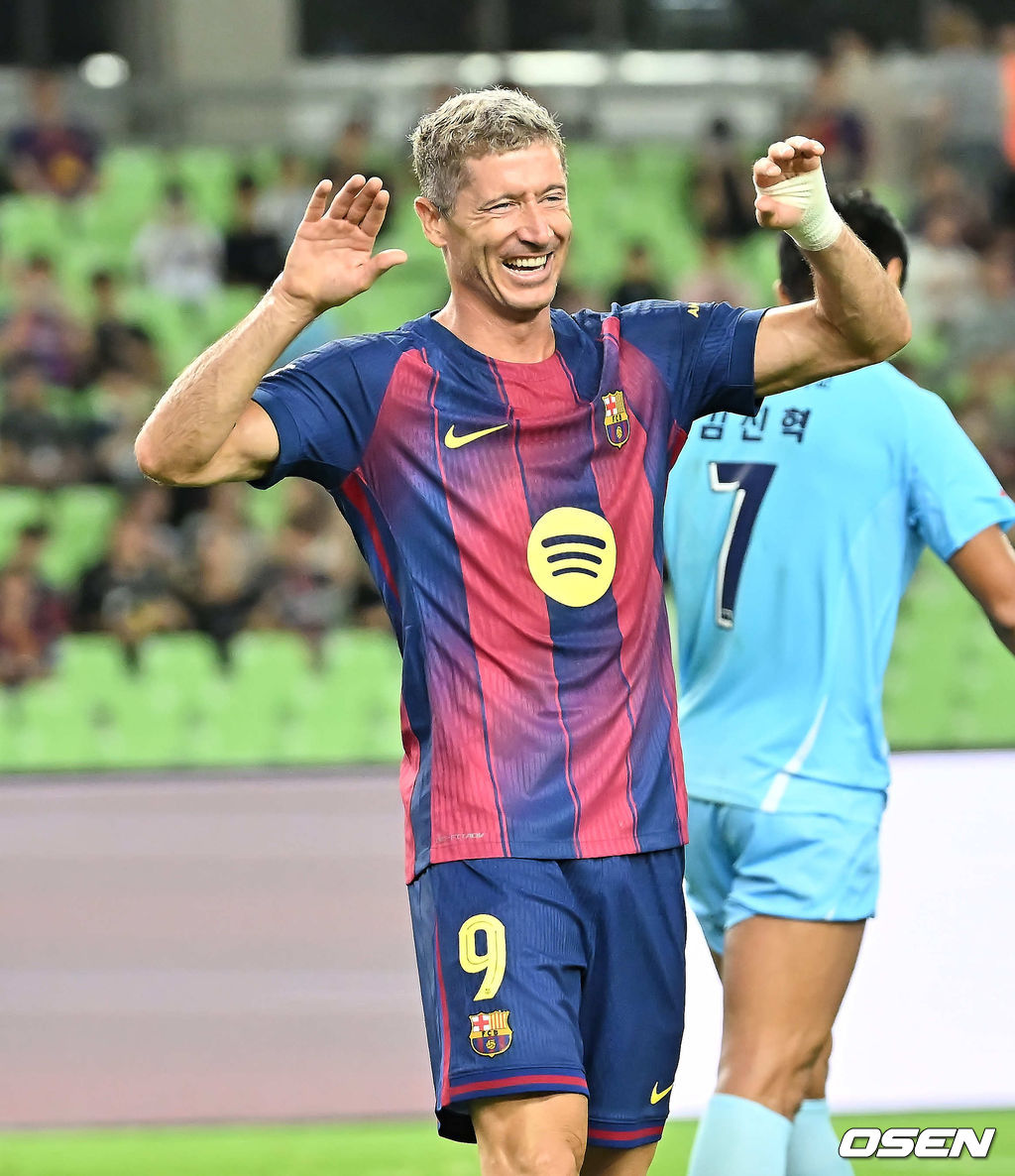 4일 대구스타디움에서 대구FC와 FC 바르셀로나의  2025 아시아 투어 에디션 한국 경기가 열렸다.  FC 바르셀로나는 지난달 31일 서울월드컵경기장에서 열린 FC 서울과의 맞대결에서 7-3으로 완승을 거뒀다.FC 바르셀로나 로베르트 레반도프스키가 골을 성공시키고 세리머니를 하고 있다. 2025.08.04 / foto0307@osen.co.kr