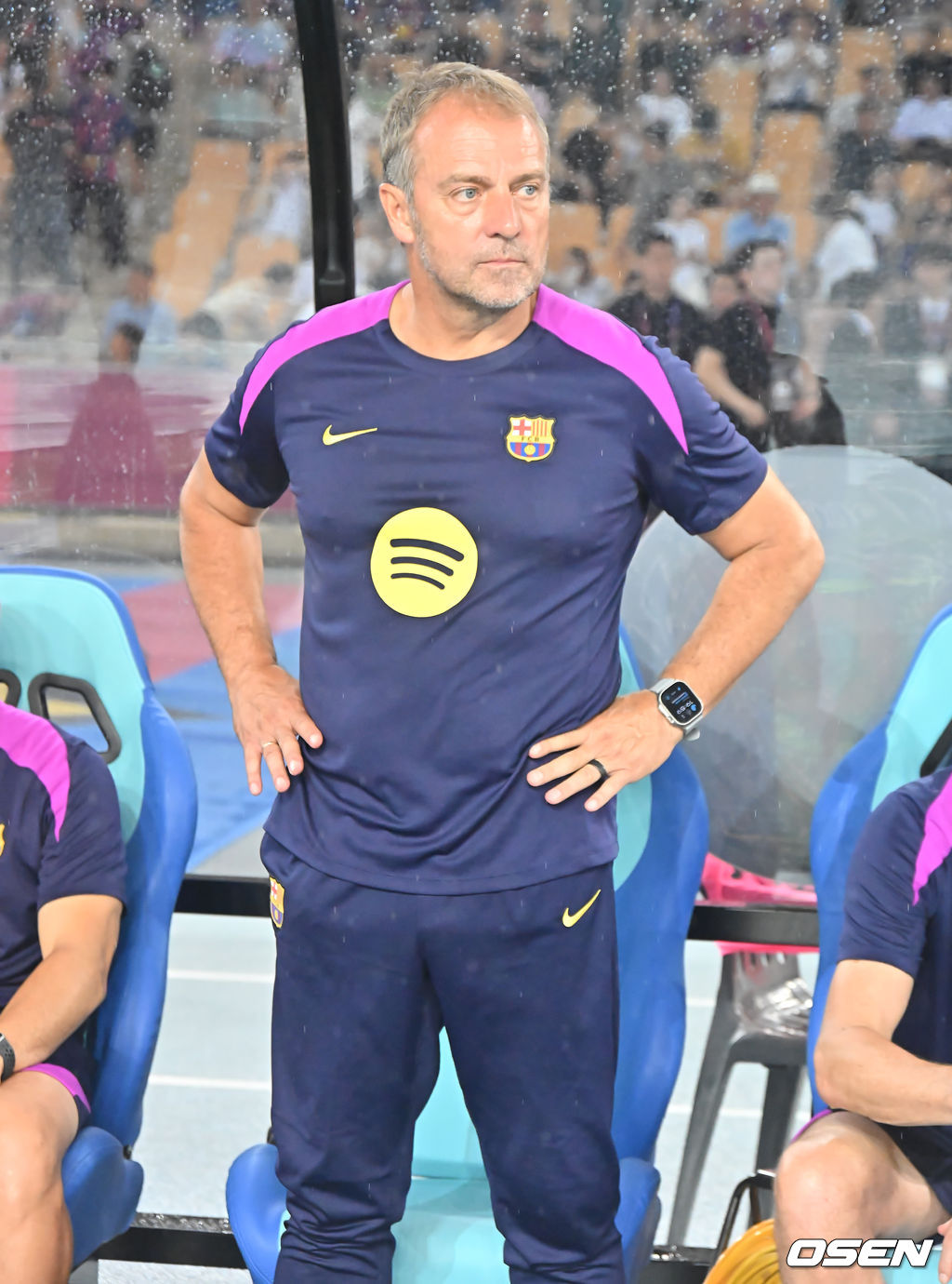 4일 대구스타디움에서 대구FC와 FC 바르셀로나의  2025 아시아 투어 에디션 한국 경기가 열렸다.  FC 바르셀로나는 지난달 31일 서울월드컵경기장에서 열린 FC 서울과의 맞대결에서 7-3으로 완승을 거뒀다.FC 바르셀로나 한지 플릭 감독이 경기를 지켜보고 있다. 2025.08.04 / foto0307@osen.co.kr