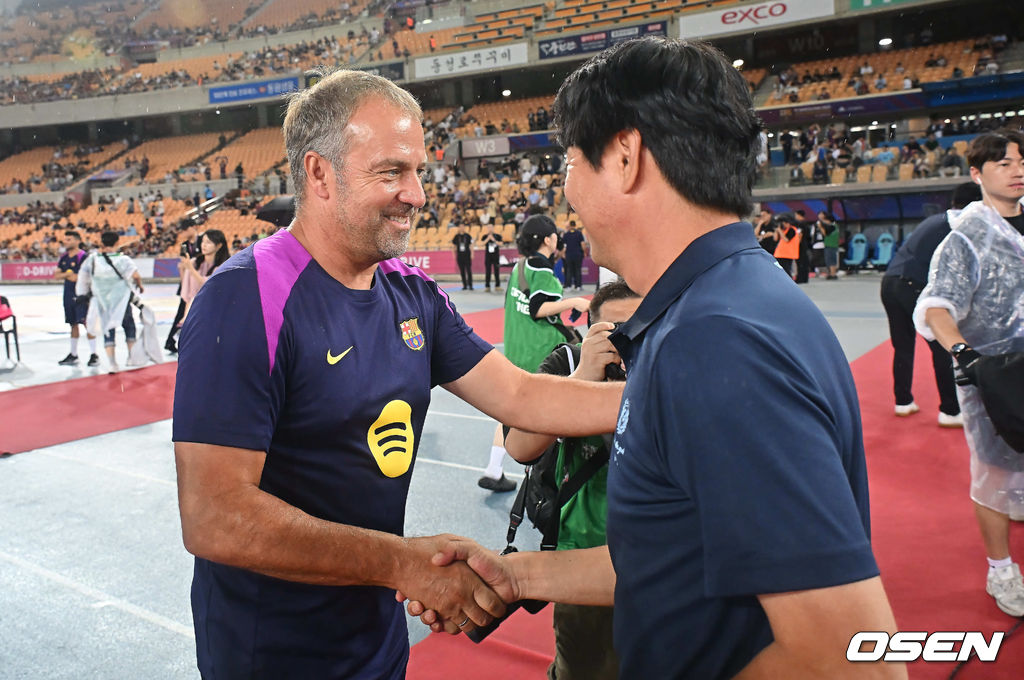 4일 대구스타디움에서 대구FC와 FC 바르셀로나의 2025 아시아 투어 에디션 한국 경기가 열렸다. FC 바르셀로나는 지난달 31일 서울월드컵경기장에서 열린 FC 서울과의 맞대결에서 7-3으로 완승을 거뒀다.FC 바르셀로나 한지 플릭 감독이 대구FC 김병수 감독과 인사를 하고 있다. 2025.08.04 / foto0307@osen.co.kr