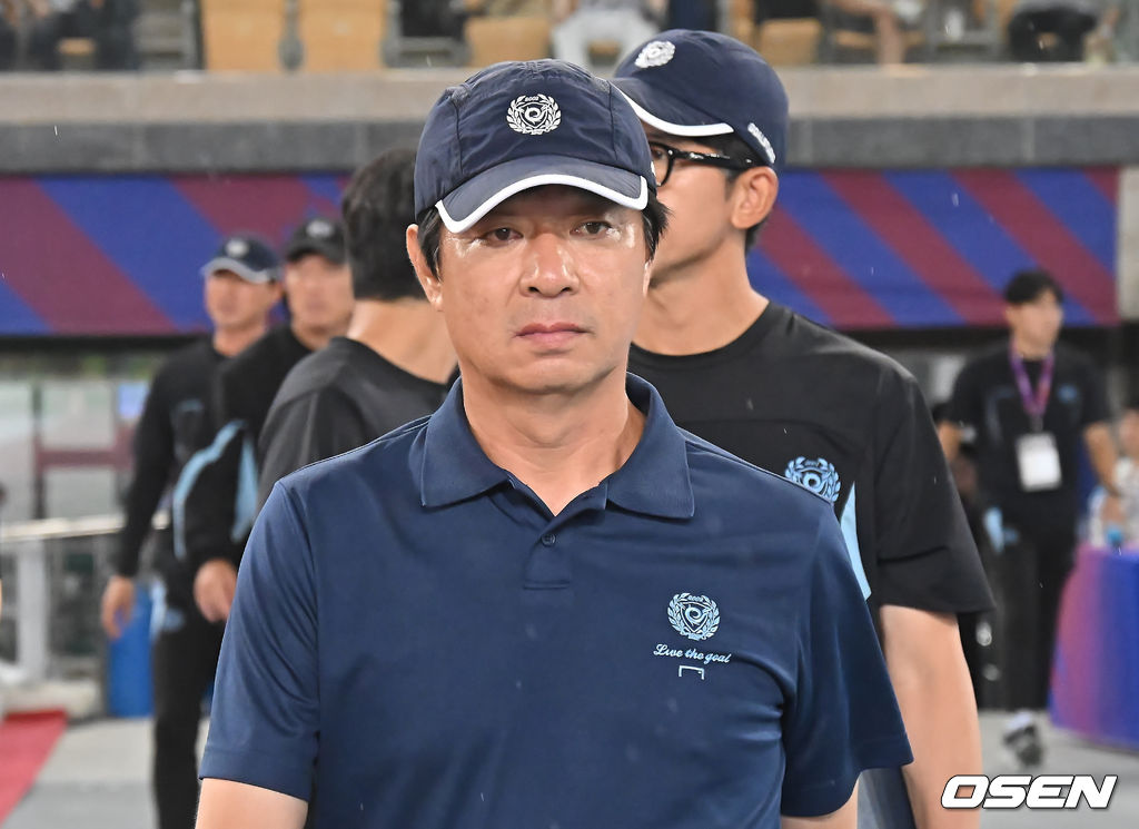 4일 대구스타디움에서 대구FC와 FC 바르셀로나의  2025 아시아 투어 에디션 한국 경기가 열렸다.  FC 바르셀로나는 지난달 31일 서울월드컵경기장에서 열린 FC 서울과의 맞대결에서 7-3으로 완승을 거뒀다.대구FC 김병수 감독이 경기장에 입장하고 있다. 2025.08.04 / foto0307@osen.co.kr