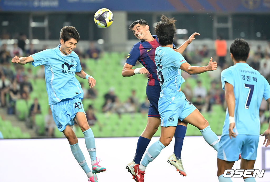 4일 대구스타디움에서 대구FC와 FC 바르셀로나의 2025 아시아 투어 에디션 한국 경기가 열렸다. FC 바르셀로나는 지난달 31일 서울월드컵경기장에서 열린 FC 서울과의 맞대결에서 7-3으로 완승을 거뒀다.FC 바르셀로나 제라드 마르틴이 헤드슛을 시도하고 있다. 2025.08.04 / foto0307@osen.co.kr
