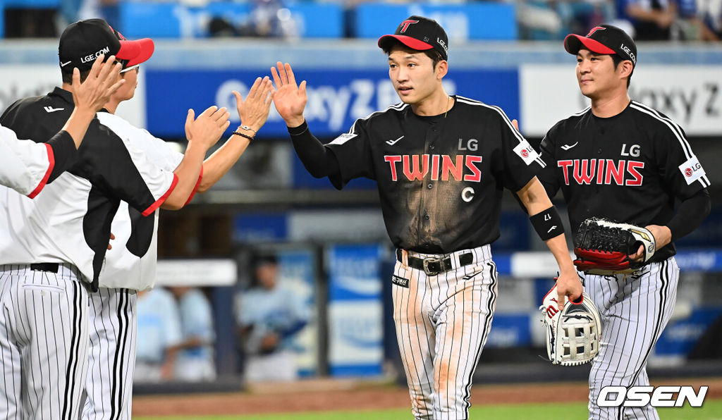 1일 대구삼성라이온즈파크에서 2025 신한 SOL 뱅크 KBO 리그 삼성 라이온즈와 LG 트윈스의 경기가 열렸다. 홈팀 삼성은 후라도가, 방문팀 LG는 임찬규가 선발 출전했다. LG 트윈스 염경엽 감독이 삼성 라이온즈에 4-2로 승리한 후 박해민과 하이파이브를 하고 있다. 2025.08.01 / foto0307@osen.co.kr