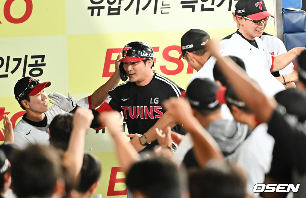 2일 대구삼성라이온즈파크에서 2025 신한 SOL 뱅크 KBO 리그 삼성 라이온즈와 LG 트윈스의 경기가 열렸다. 홈팀 삼성은 원태인이, 방문팀 LG는 에르난데스가 선발 출전했다. LG 트윈스 오지환이 9회초 2사 중월 솔로 홈런을 치고 하이파이브를 하고 있다. 2025.08.02 / foto0307@osen.co.kr