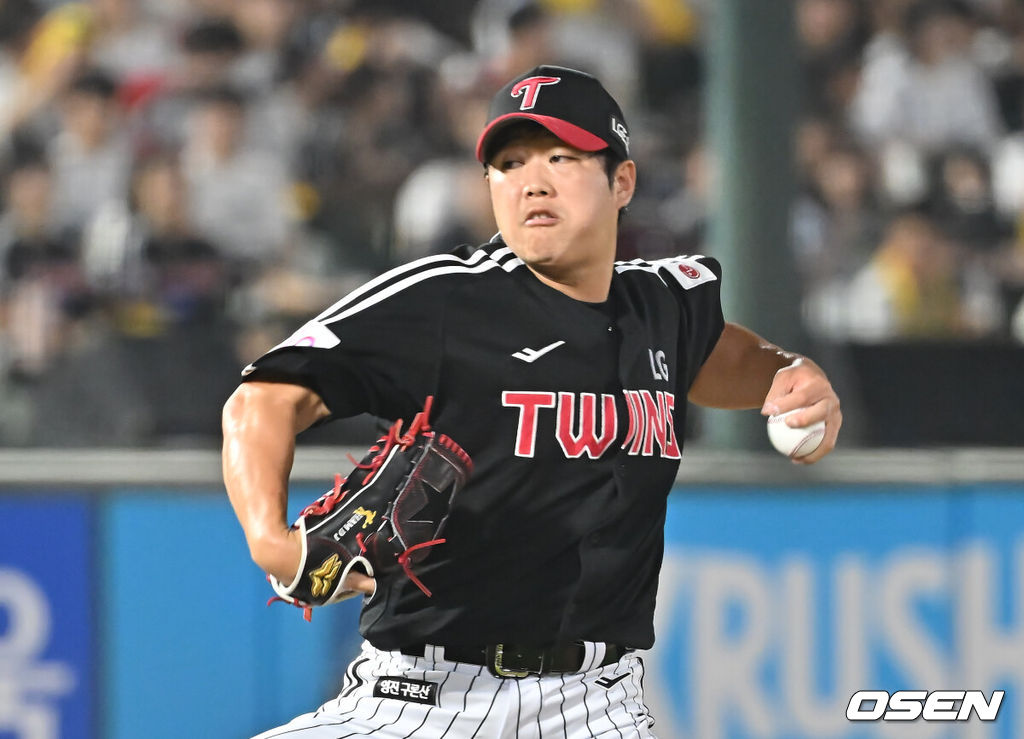 2일 부산 사직야구장에서 2025 신한 SOL 뱅크 KBO 리그 롯데 자이언츠와 LG 트윈스의 경기가 열렸다. 홈팀 롯데는 감보아가, 방문팀 LG는 임찬규가 선발 출전했다.LG 트윈스 함덕주가 역투하고 있다. 2025.07.02 / foto0307@osen.co.kr