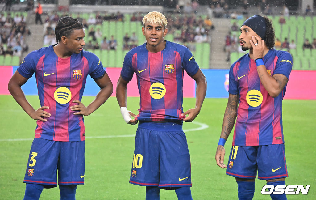 4일 대구스타디움에서 대구FC와 FC 바르셀로나의  2025 아시아 투어 에디션 한국 경기가 열렸다.  FC 바르셀로나는 지난달 31일 서울월드컵경기장에서 열린 FC 서울과의 맞대결에서 7-3으로 완승을 거뒀다.FC 바르셀로나 라민 야말이 동료들과 얘기하고 있다. 2025.08.04 / foto0307@osen.co.kr