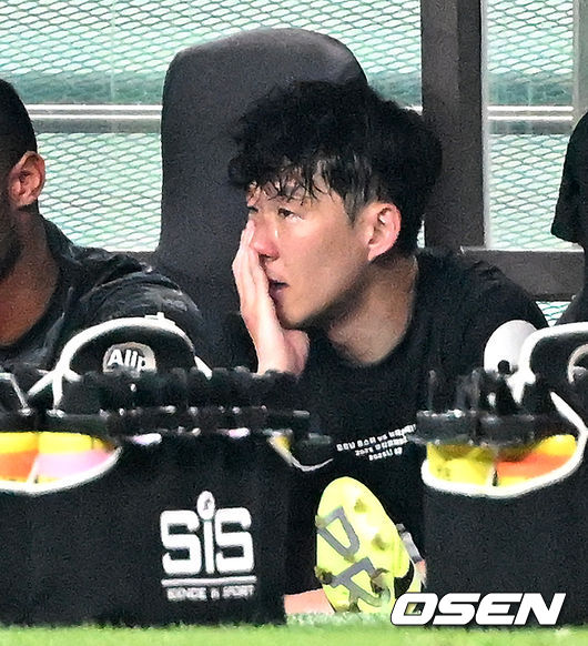 3일 오후 서울월드컵경기장에서 쿠팡플레이 시리즈 2025 2경기, 토트넘 홋스퍼 FC와 뉴캐슬 유나이티드 FC의 프리시즌 친선경기가 열렸다.토트넘 손흥민의 고별전이자 양민혁과 뉴캐슬 박승수의 맞대결로 주목받는 이번 경기는 단순한 프리시즌 친선경기가 아닌, 전설의 마지막, 신예의 등장 교차점이라는 특별한 의미가 더해진다.후반 교체된 토트넘 홋스퍼 손흥민이 벤치에서 눈물을 흘리고 있다. 2025.08.03 /sunday@osen.co.kr