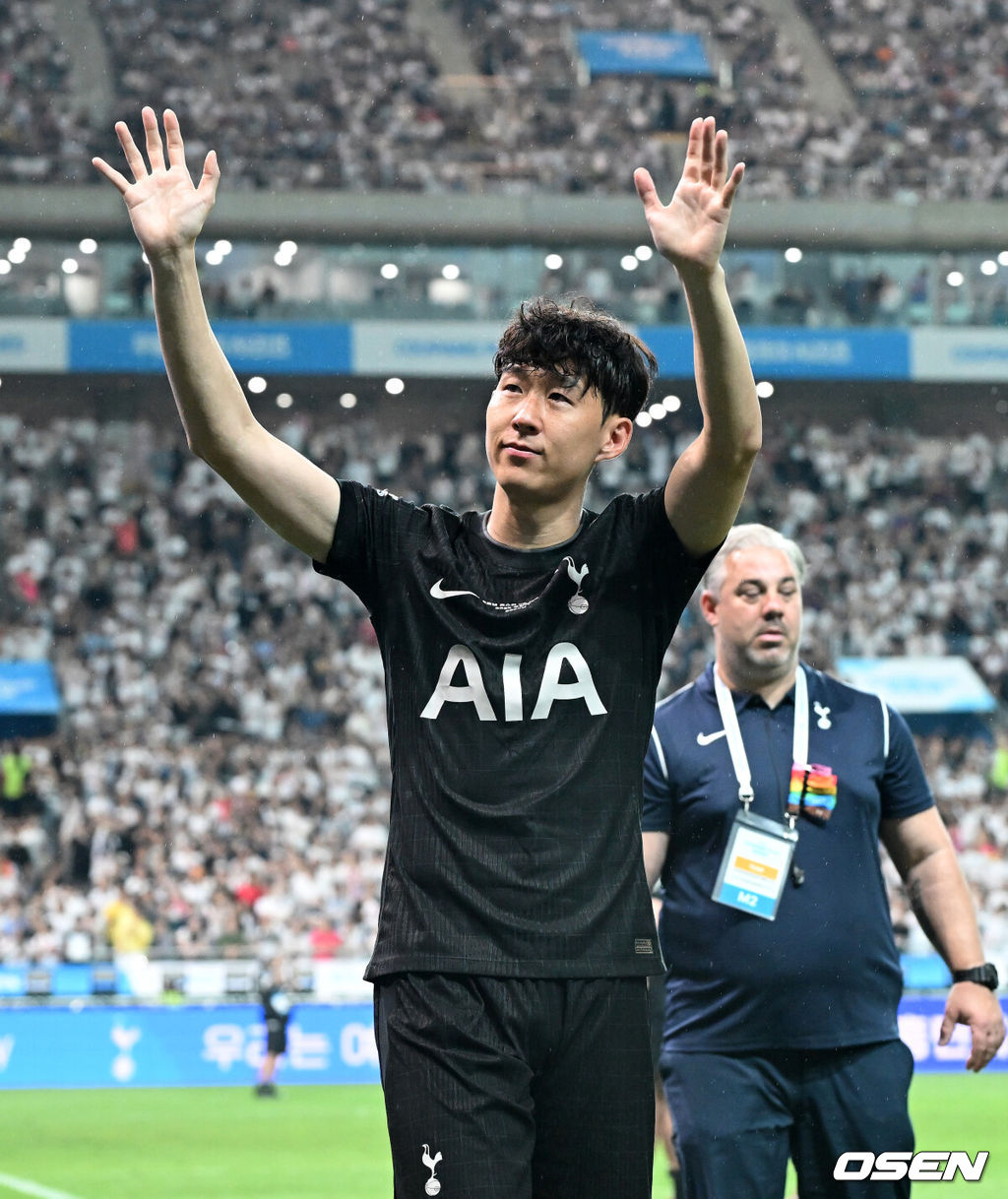 3일 오후 서울월드컵경기장에서 쿠팡플레이 시리즈 2025 2경기, 토트넘 홋스퍼 FC와 뉴캐슬 유나이티드 FC의 프리시즌 친선경기가 열렸다.토트넘 손흥민의 고별전이자 양민혁과 뉴캐슬 박승수의 맞대결로 주목받는 이번 경기는 단순한 프리시즌 친선경기가 아닌, 전설의 마지막, 신예의 등장 교차점이라는 특별한 의미가 더해진다.경기 종료 후 토트넘 홋스퍼 손흥민이 관중석을 향해 인사를 하고 있다. 2025.08.03 /sunday@osen.co.kr