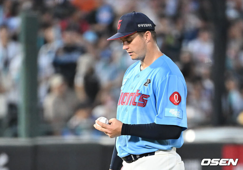31일 부산 사직야구장에서 2025 신한 SOL 뱅크 KBO 리그 롯데 자이언츠와 NC 다이노스의 경기가 열렸다. 홈팀 롯데는 데이비슨이, 방문팀 NC는 김녹원이 선발 출전했다.롯데 자이언츠 데이비슨이 3회초 2사 2루 NC 다이노스 권희동에게 좌익수 왼쪽 뒤 1타점 2루타 맞고 아쉬워하고 있다. 2025.07.31 / foto0307@osen.co.kr
