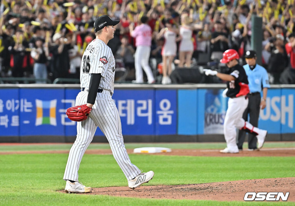 25일 부산 사직야구장에서 2025 신한 SOL 뱅크 KBO 리그 롯데 자이언츠와 KIA 타이거즈의 경기가 열렸다. 홈팀 롯데는 데이비슨이, 방문팀 KIA는 김건국이 선발 출전했다.롯데 자이언츠 데이비슨이 5회초 2사 1루 KIA 타이거즈 오선우에게 중월 동점 2점 홈런을 맞고 아쉬워하고 있다. 2025.07.25 / foto0307@osen.co.kr